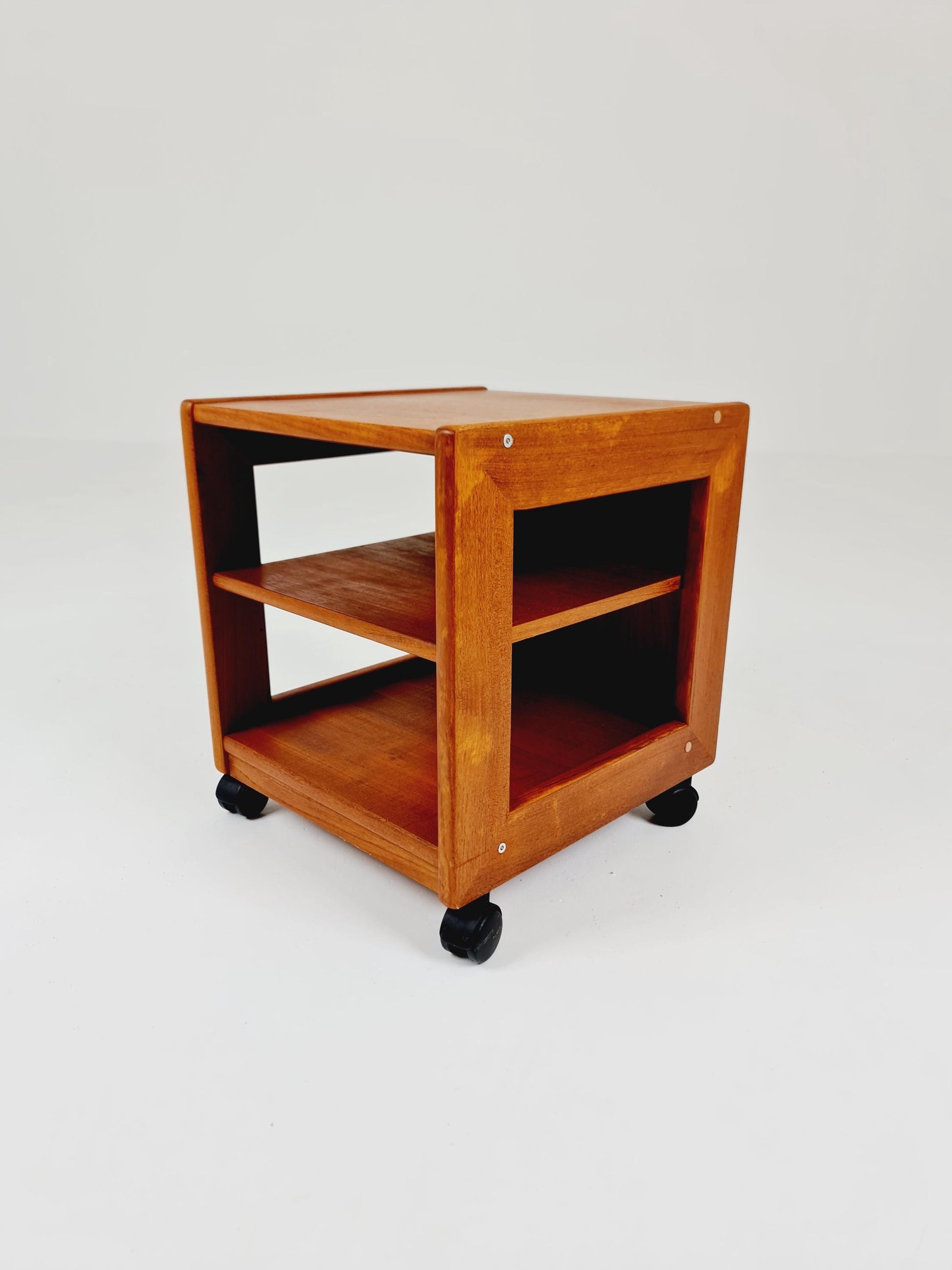 Vintage mid century danish sidetable in solid teak/nightstand By Dyrlund , 1960s