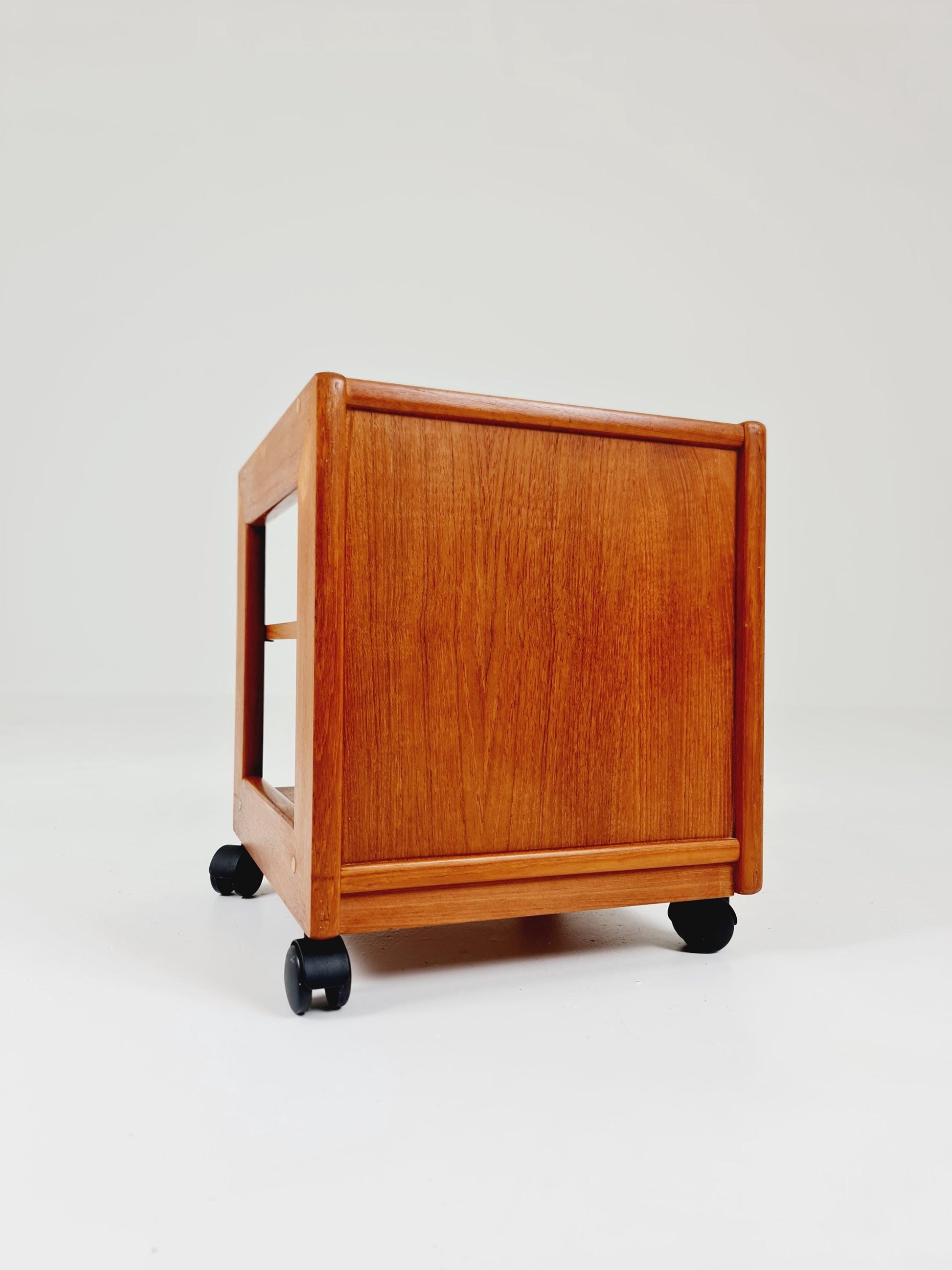 Vintage mid century danish sidetable in solid teak/nightstand By Dyrlund , 1960s