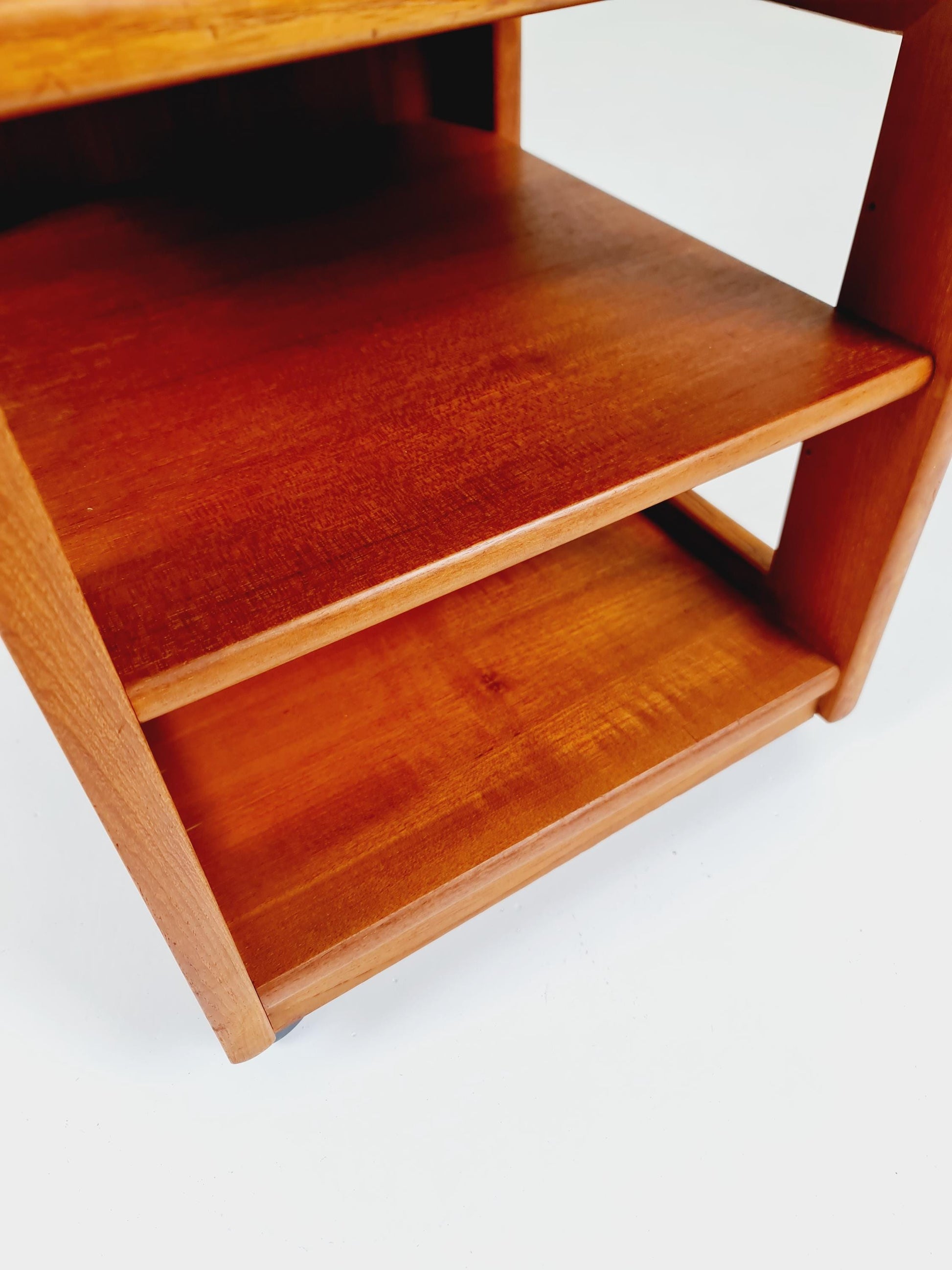 Vintage mid century danish sidetable in solid teak/nightstand By Dyrlund , 1960s