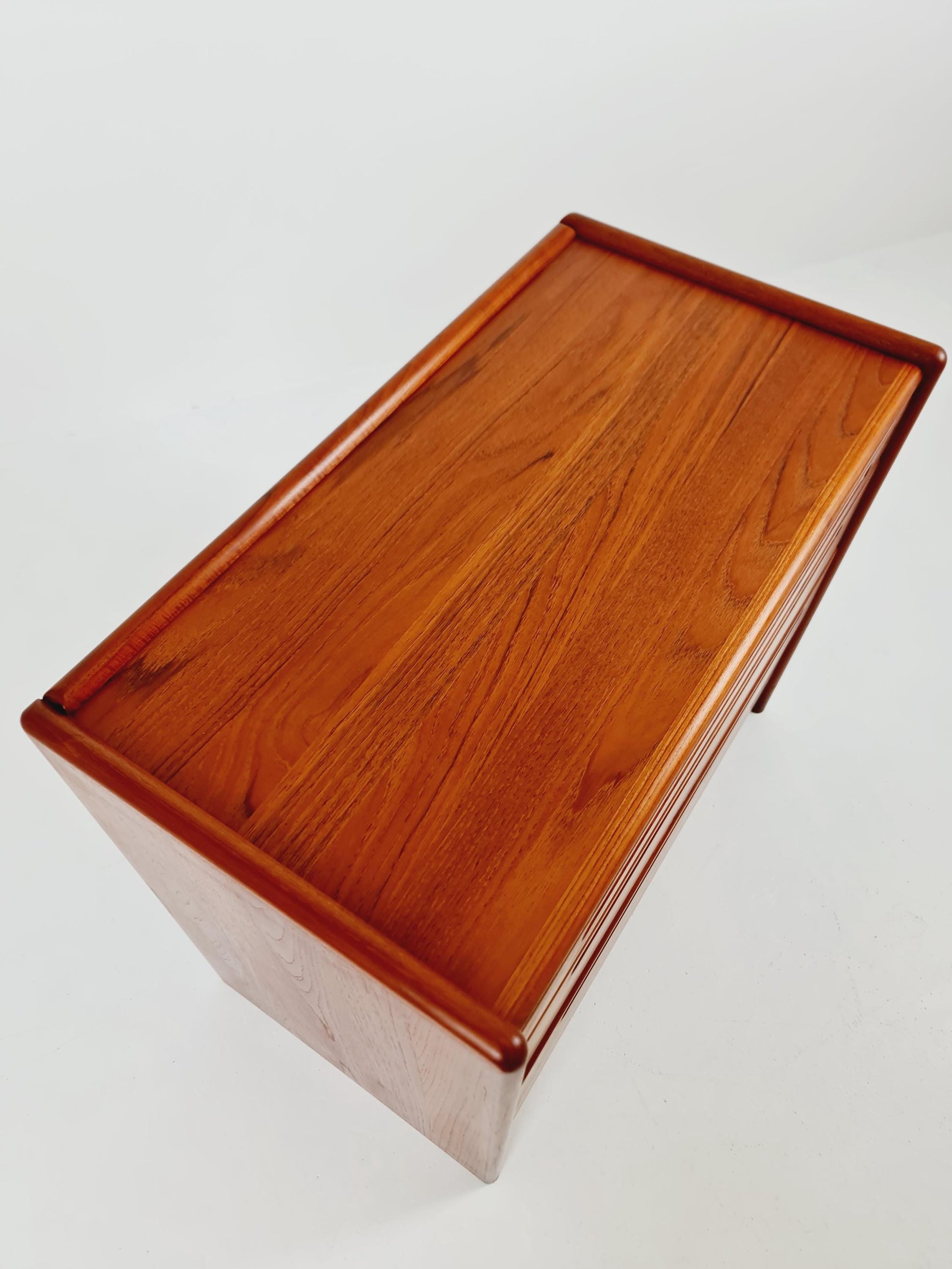 Midcentury danish design chest of drawers / drawer dresser /4 drawers cabinet By Nils Jonson for Torring 1960s