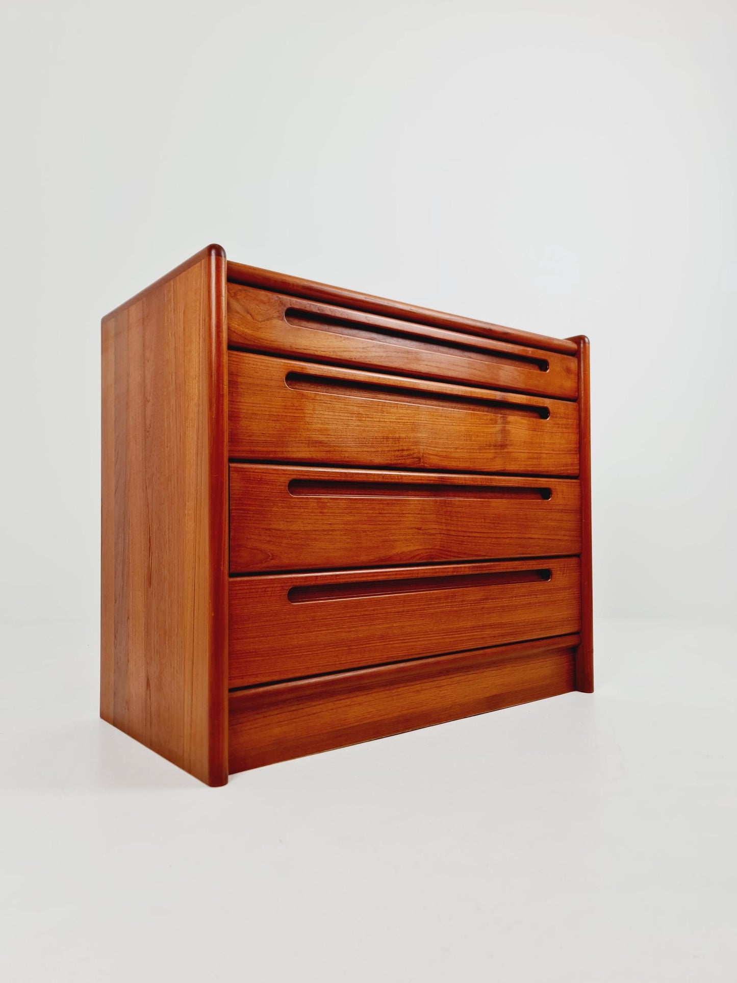 Midcentury danish design chest of drawers / drawer dresser /4 drawers cabinet By Nils Jonson for Torring 1960s