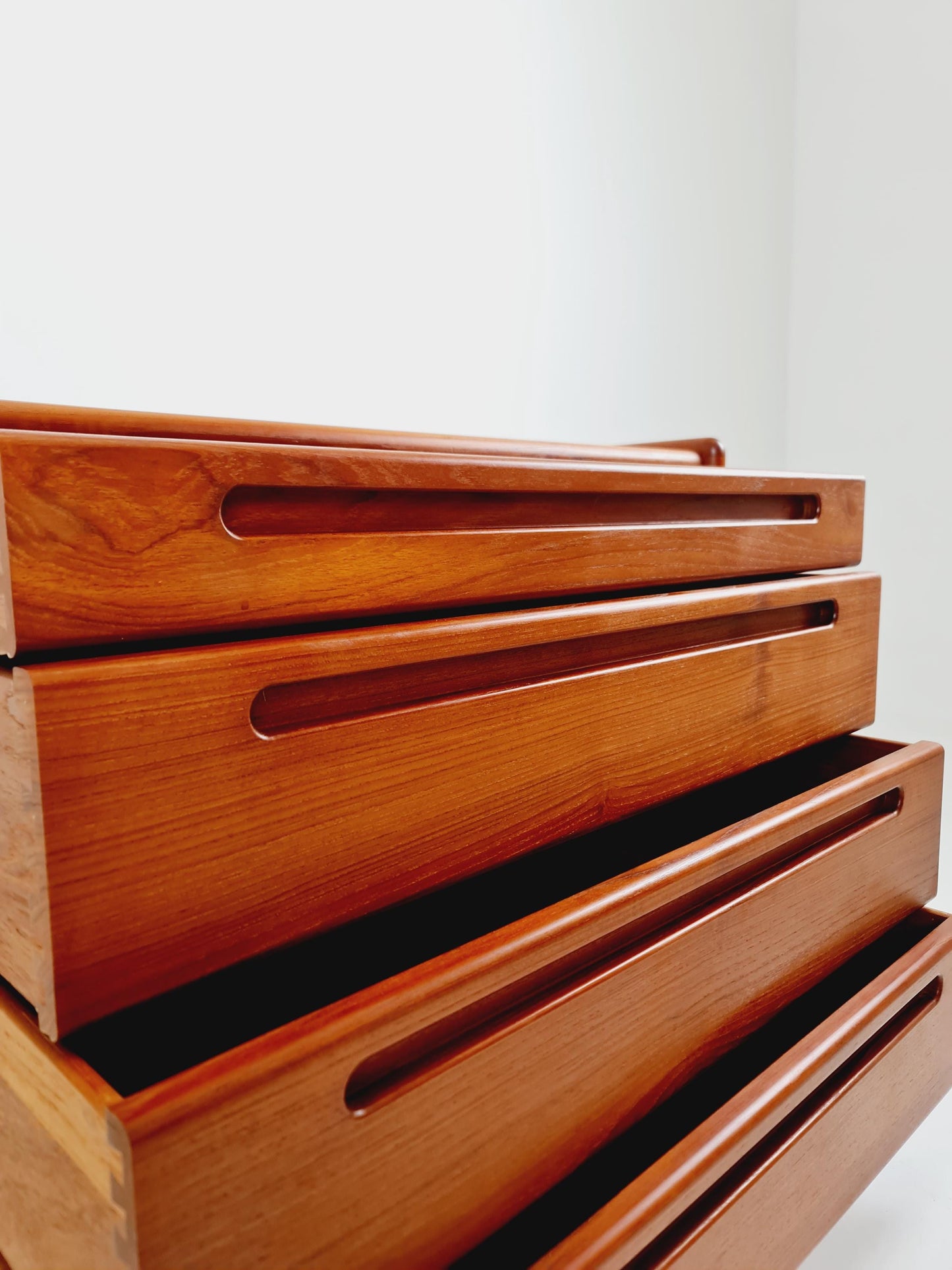 Midcentury danish design chest of drawers / drawer dresser /4 drawers cabinet By Nils Jonson for Torring 1960s