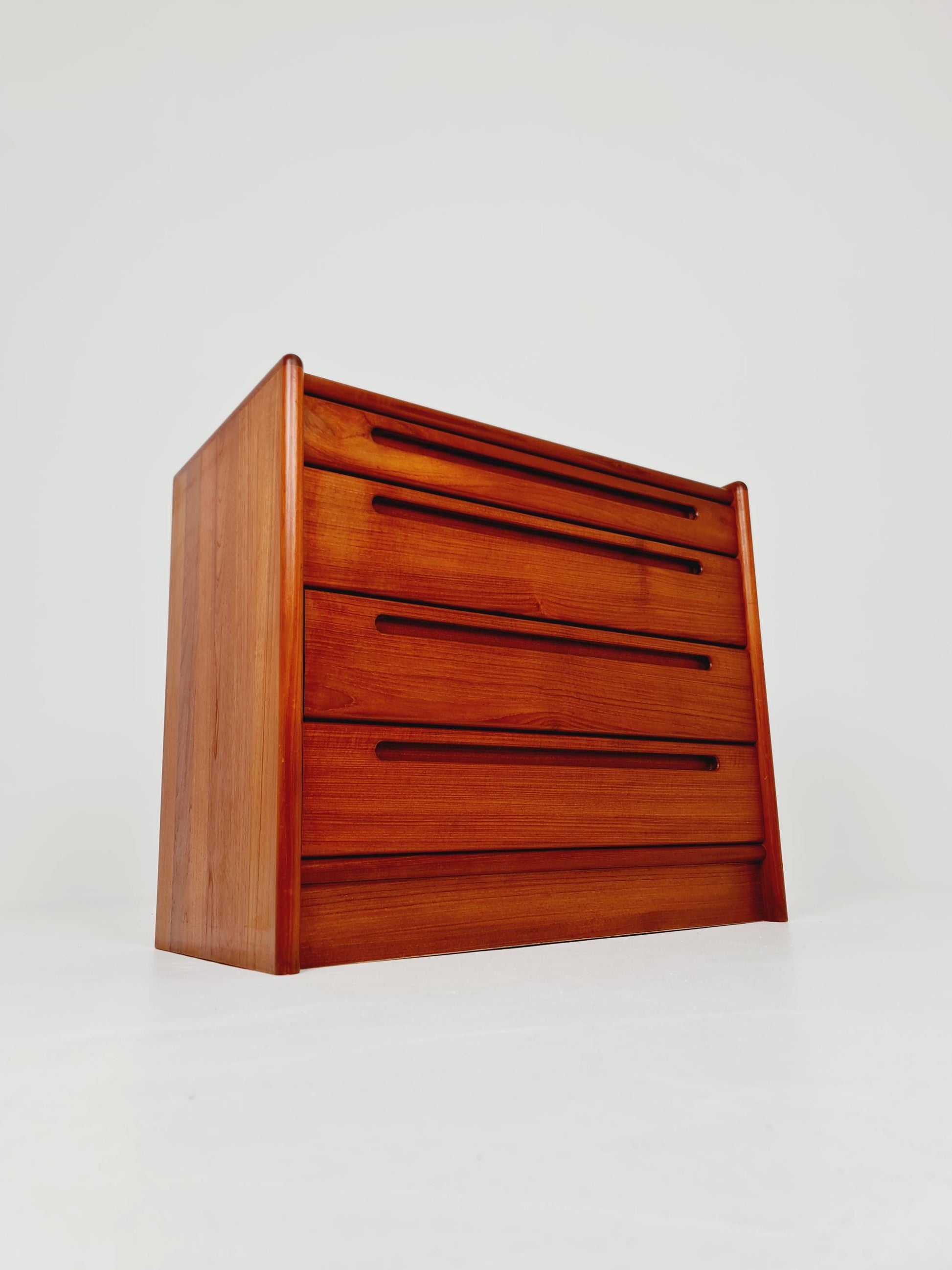 Midcentury danish design chest of drawers / drawer dresser /4 drawers cabinet By Nils Jonson for Torring 1960s