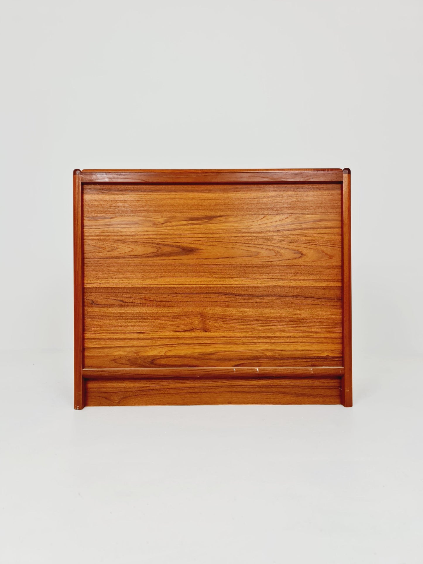 Midcentury danish design chest of drawers / drawer dresser /4 drawers cabinet By Nils Jonson for Torring 1960s