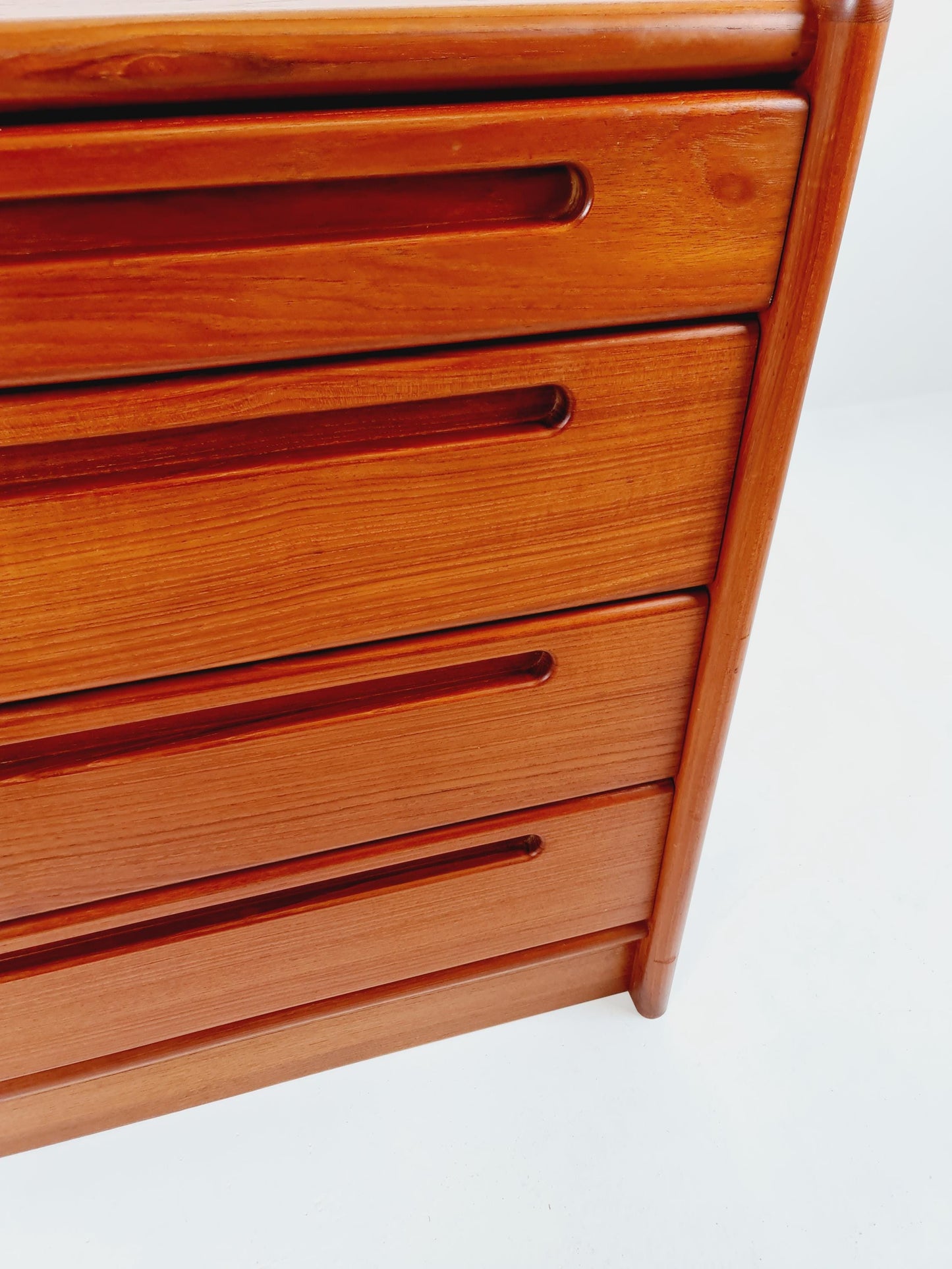 Midcentury danish design chest of drawers / drawer dresser /4 drawers cabinet By Nils Jonson for Torring 1960s