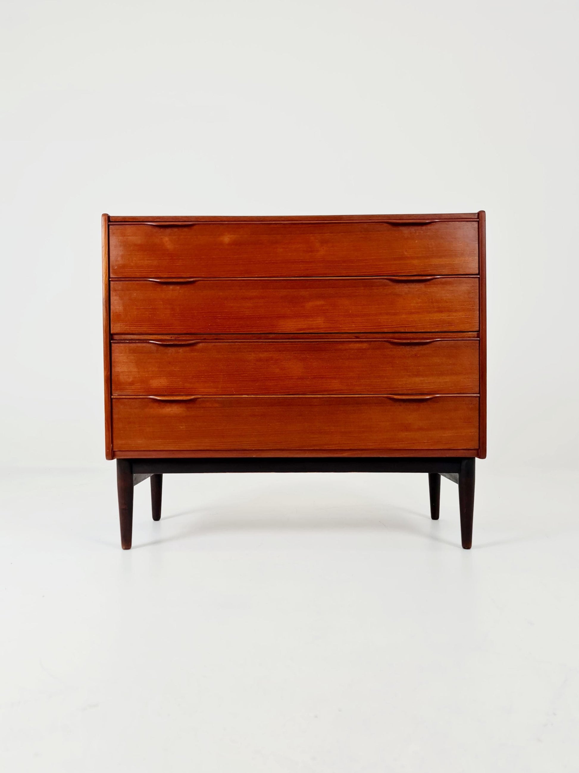 Midcentury danish design chest of drawers / drawer dresser /4 drawers cabinet By Henning Jörgensen for Frederica 1960s