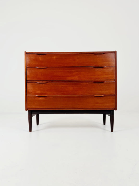 Midcentury danish design chest of drawers / drawer dresser /4 drawers cabinet By Henning Jörgensen for Frederica 1960s