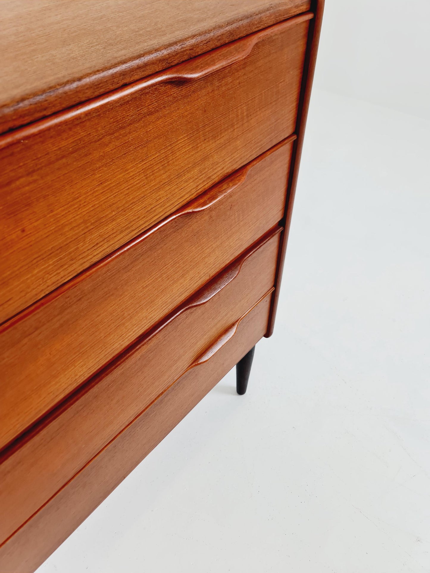 Midcentury danish design chest of drawers / drawer dresser /4 drawers cabinet By Henning Jörgensen for Frederica 1960s