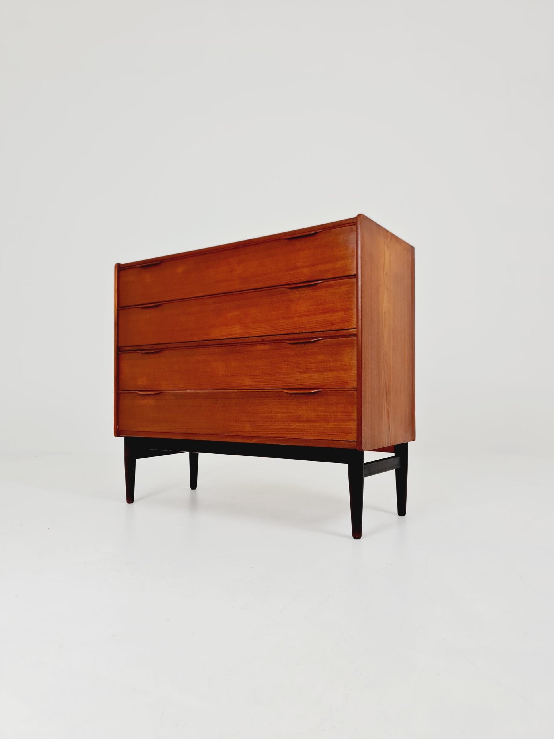 Midcentury danish design chest of drawers / drawer dresser /4 drawers cabinet By Henning Jörgensen for Frederica 1960s