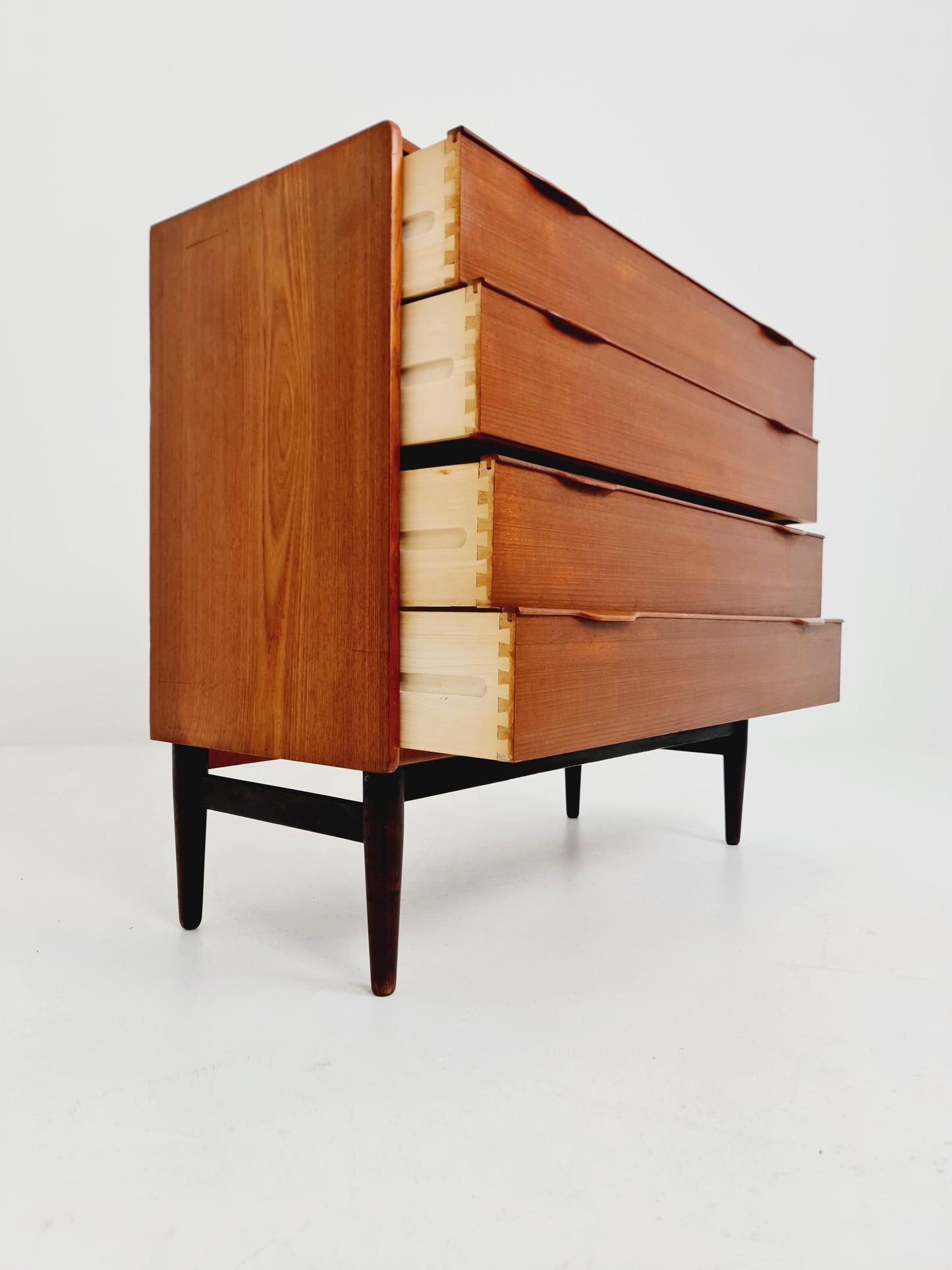 Midcentury danish design chest of drawers / drawer dresser /4 drawers cabinet By Henning Jörgensen for Frederica 1960s