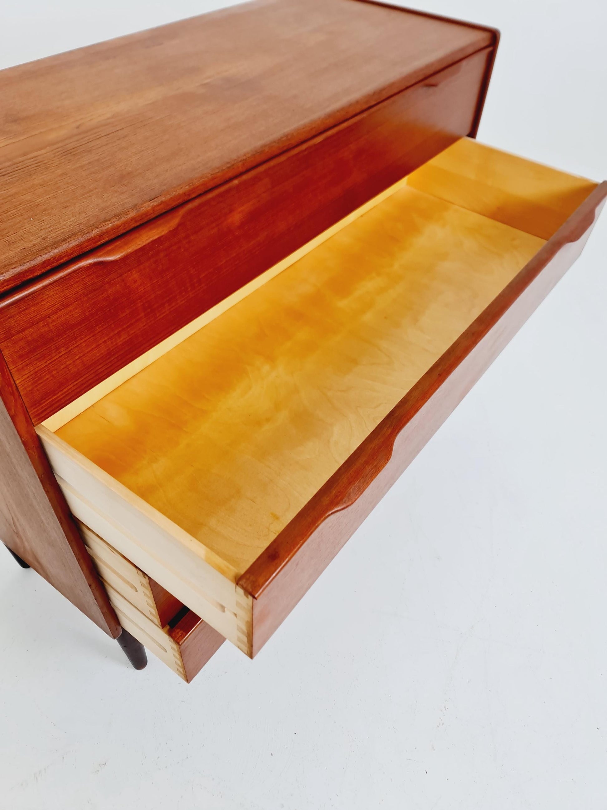 Midcentury danish design chest of drawers / drawer dresser /4 drawers cabinet By Henning Jörgensen for Frederica 1960s