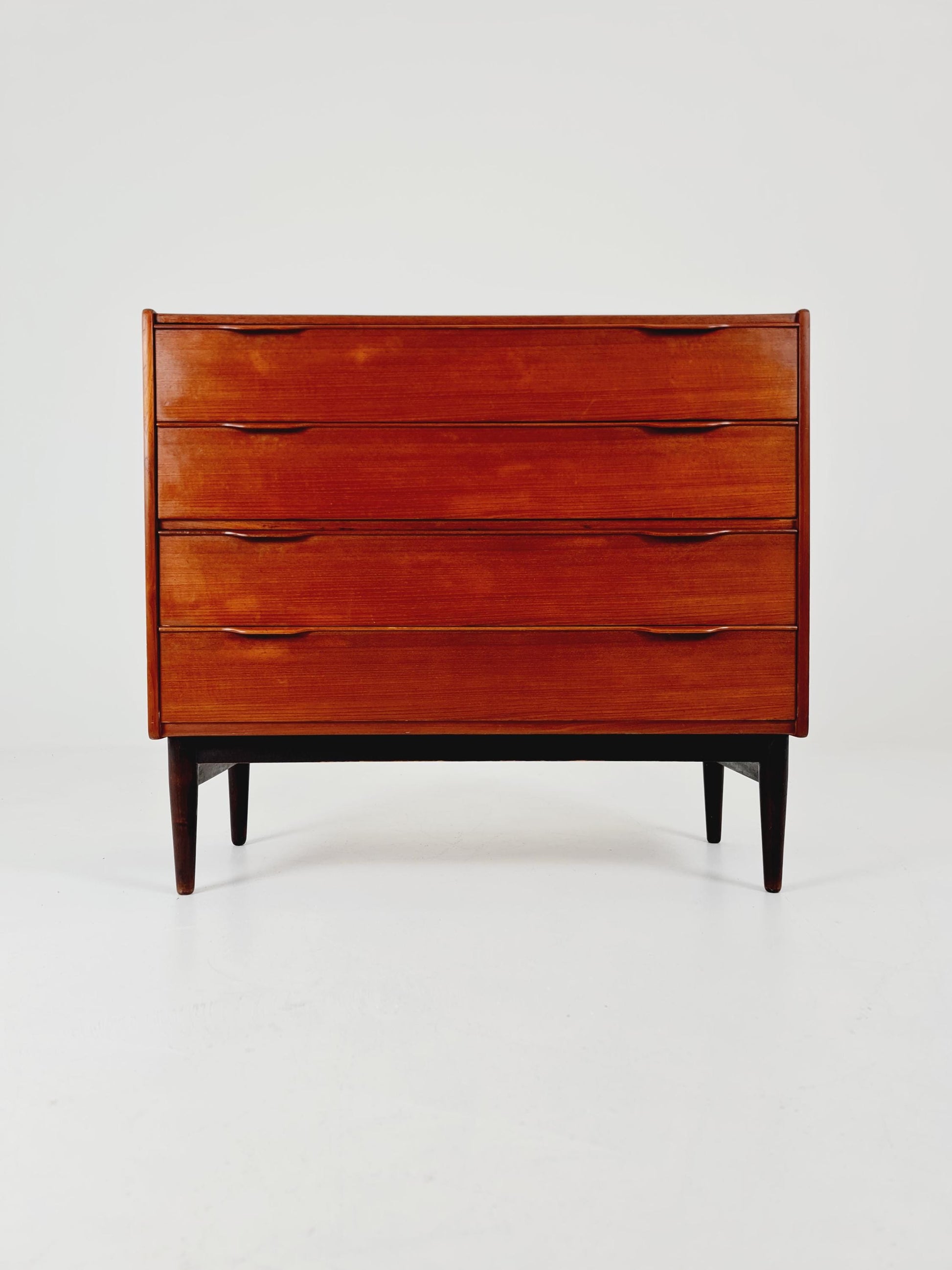 Midcentury danish design chest of drawers / drawer dresser /4 drawers cabinet By Henning Jörgensen for Frederica 1960s