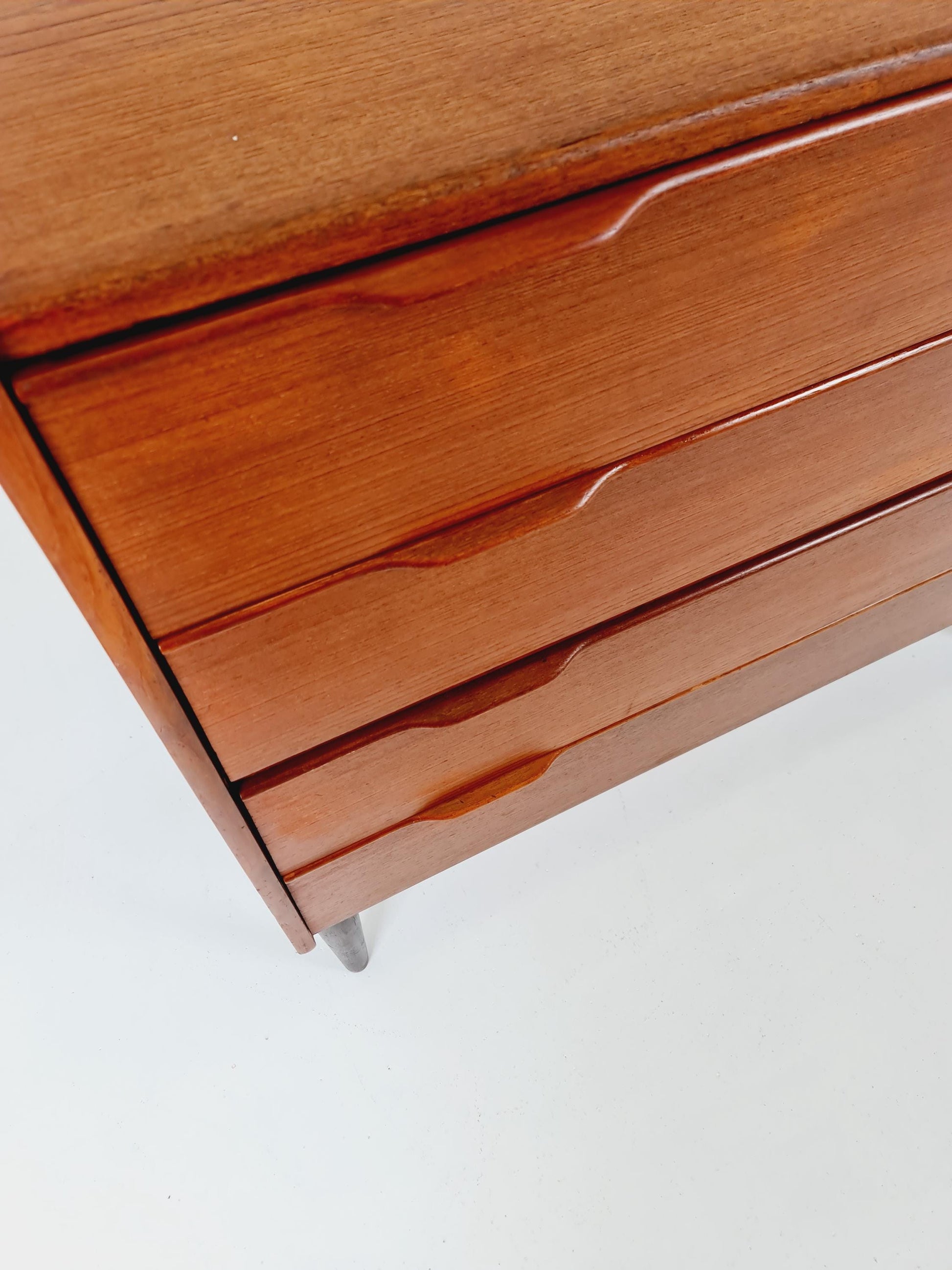 Midcentury danish design chest of drawers / drawer dresser /4 drawers cabinet By Henning Jörgensen for Frederica 1960s
