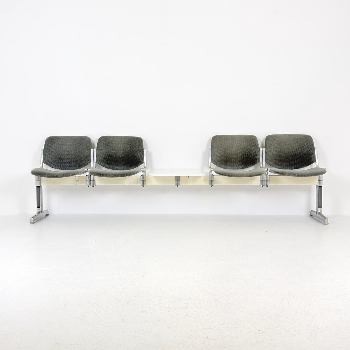 Rare Mid century Giancarlo Piretti Axis 3000 4-Seater Bench with Central Table for Anonima Castelli, Italy, 1970s