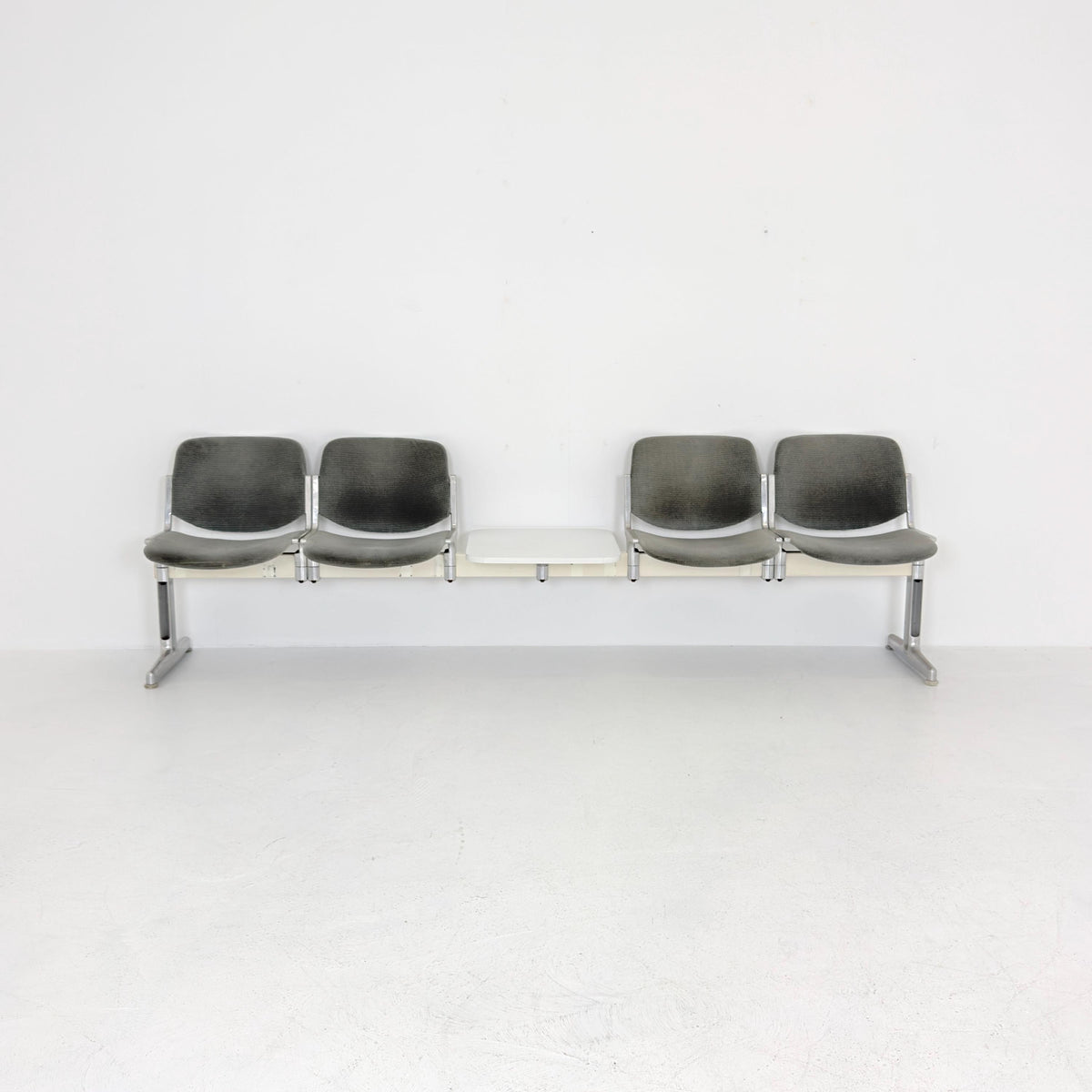 Rare Mid century Giancarlo Piretti Axis 3000 4-Seater Bench with Central Table for Anonima Castelli, Italy, 1970s