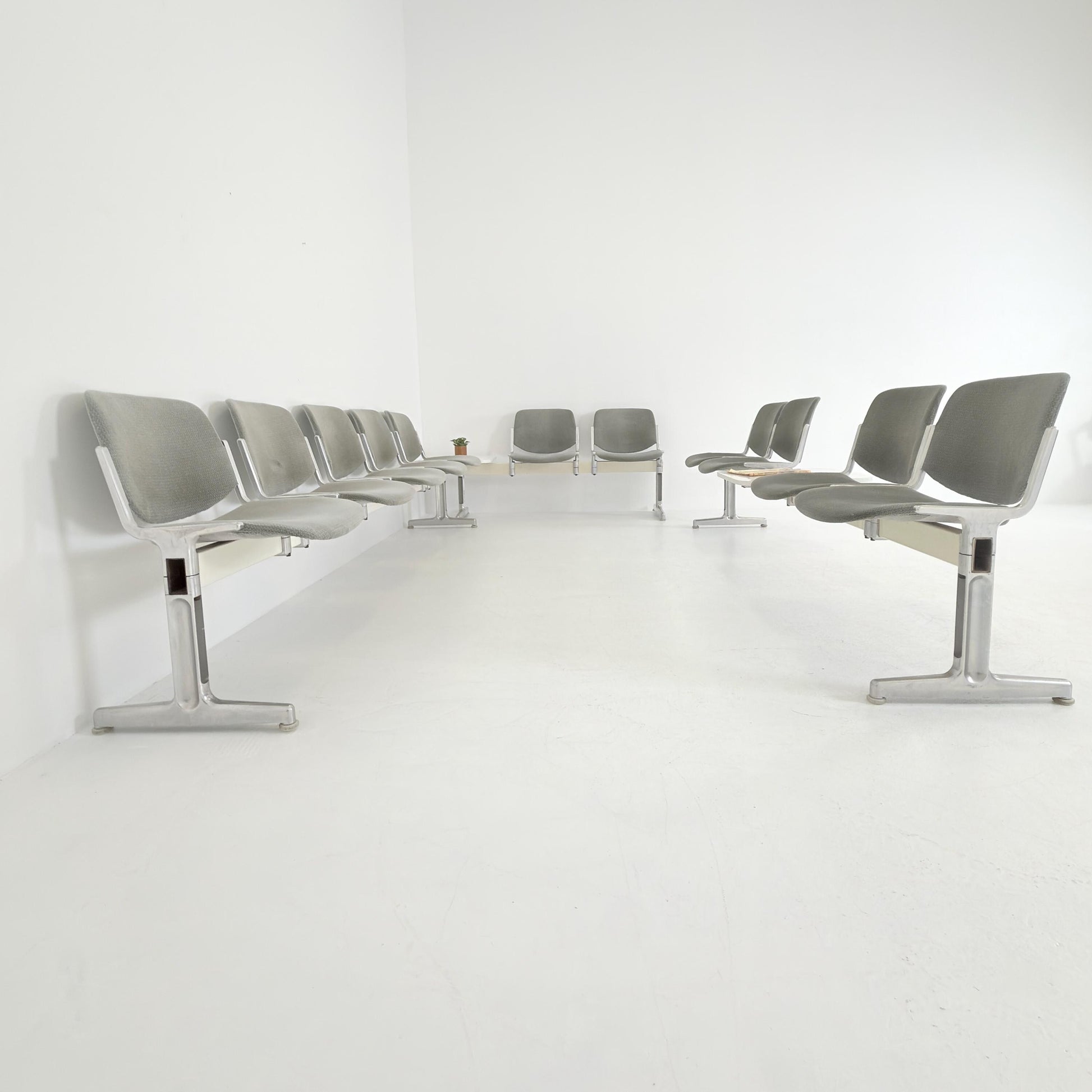 Rare Mid century Giancarlo Piretti Axis 3000 4-Seater Bench with Central Table for Anonima Castelli, Italy, 1970s