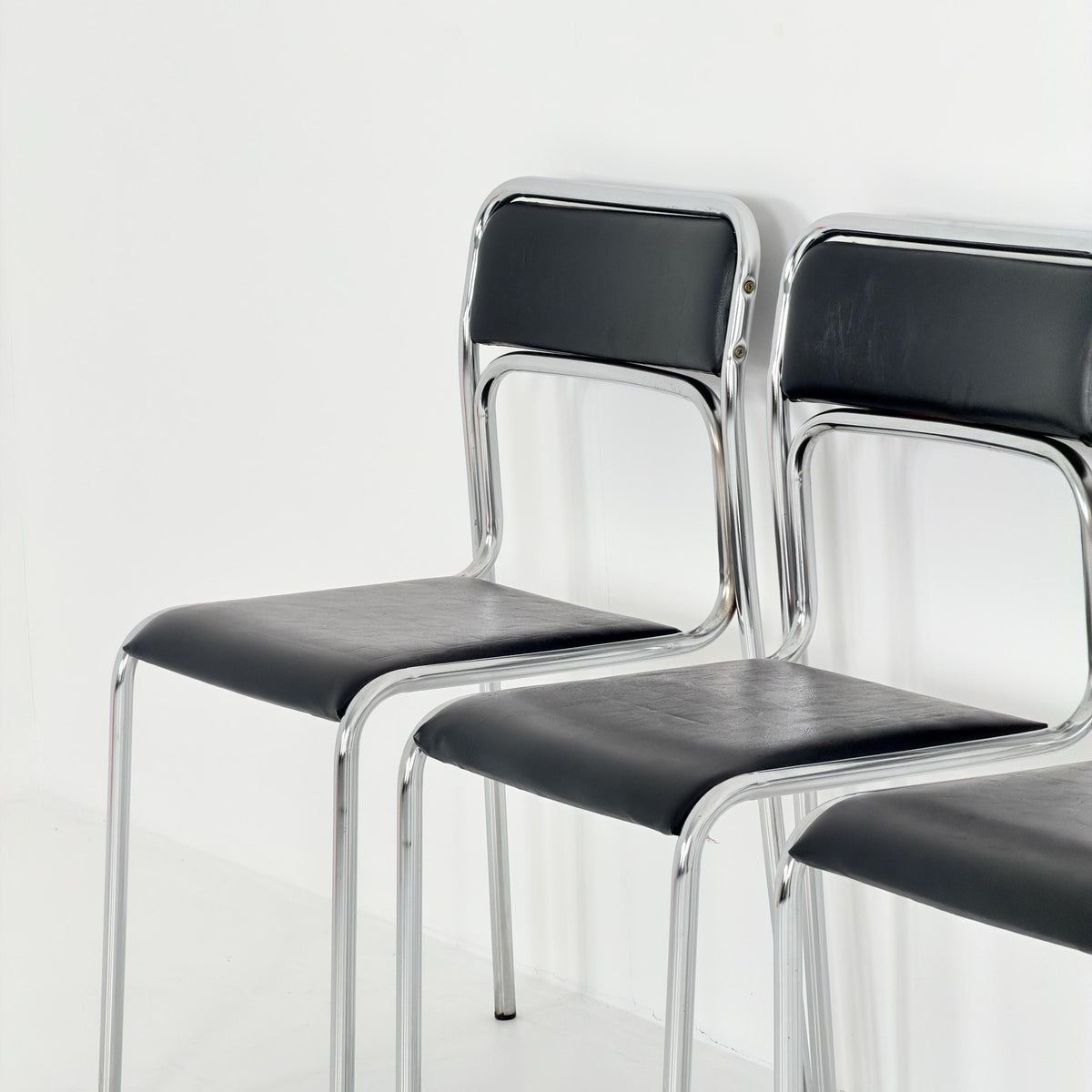 Set of 4 Mid Century Bauhaus minimalistic Tubular Chairs | Black Faux Leather | Minimalist Stackable Chair | 1980s Italy