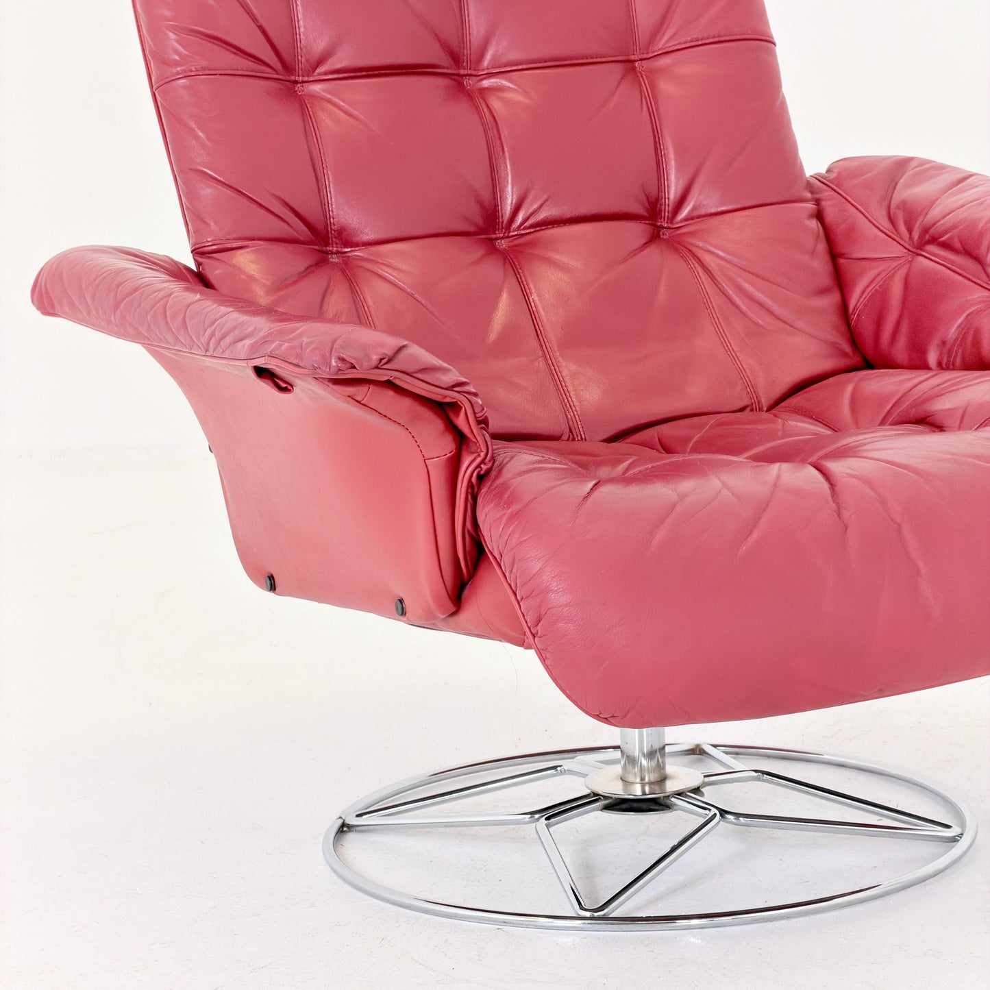 Mid-Century Danish Modern Lounge Chair | Burgundy Leather Swivel Armchair | Chrome Base | 1980s Germany