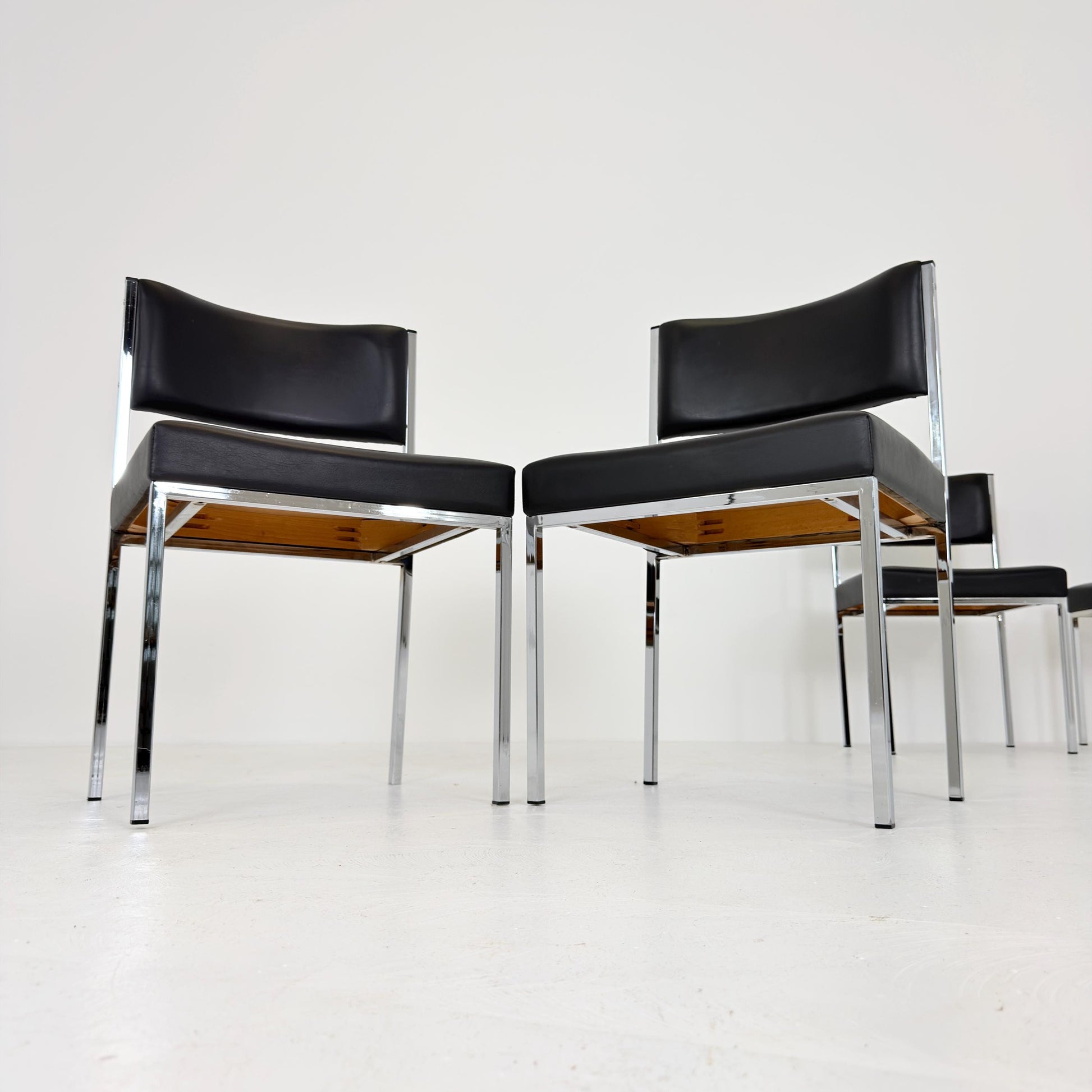 Set of 4 Mid-Century Bauhaus Dining Chairs | 1980s Italy