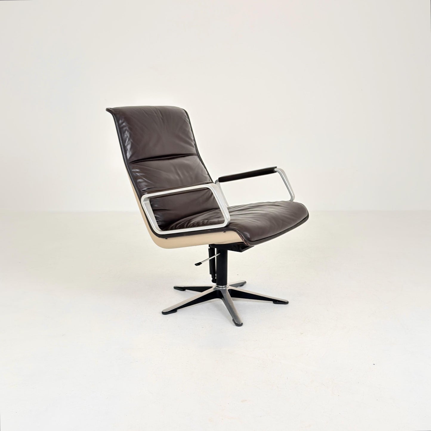 Mid-Century Executive WILKHAHN DELTA 2000 Brown Leather Lounge Chair — Delta Design, Germany, 1970s