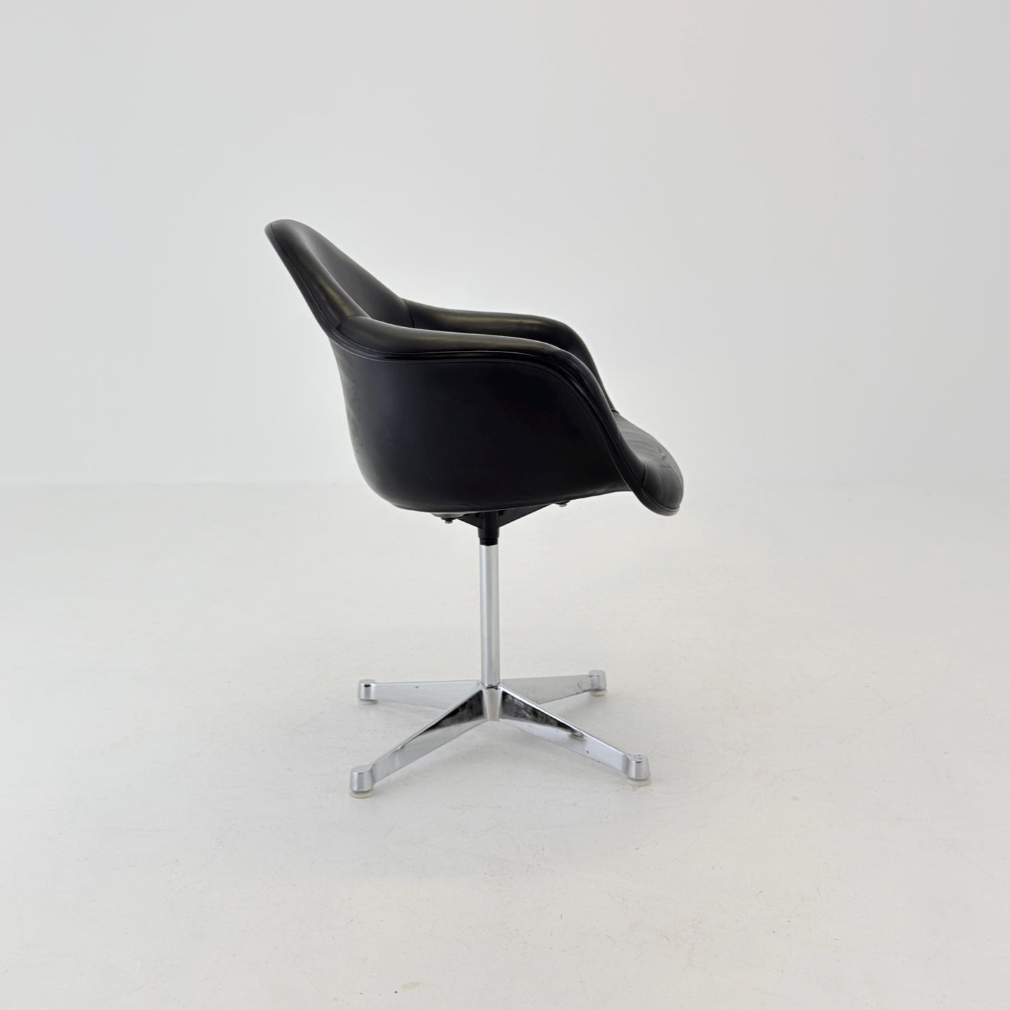 Mid century rare Charles Eames La Fonda Swivel Armchair for Herman Miller, Black Leather Shel edition, 1960s