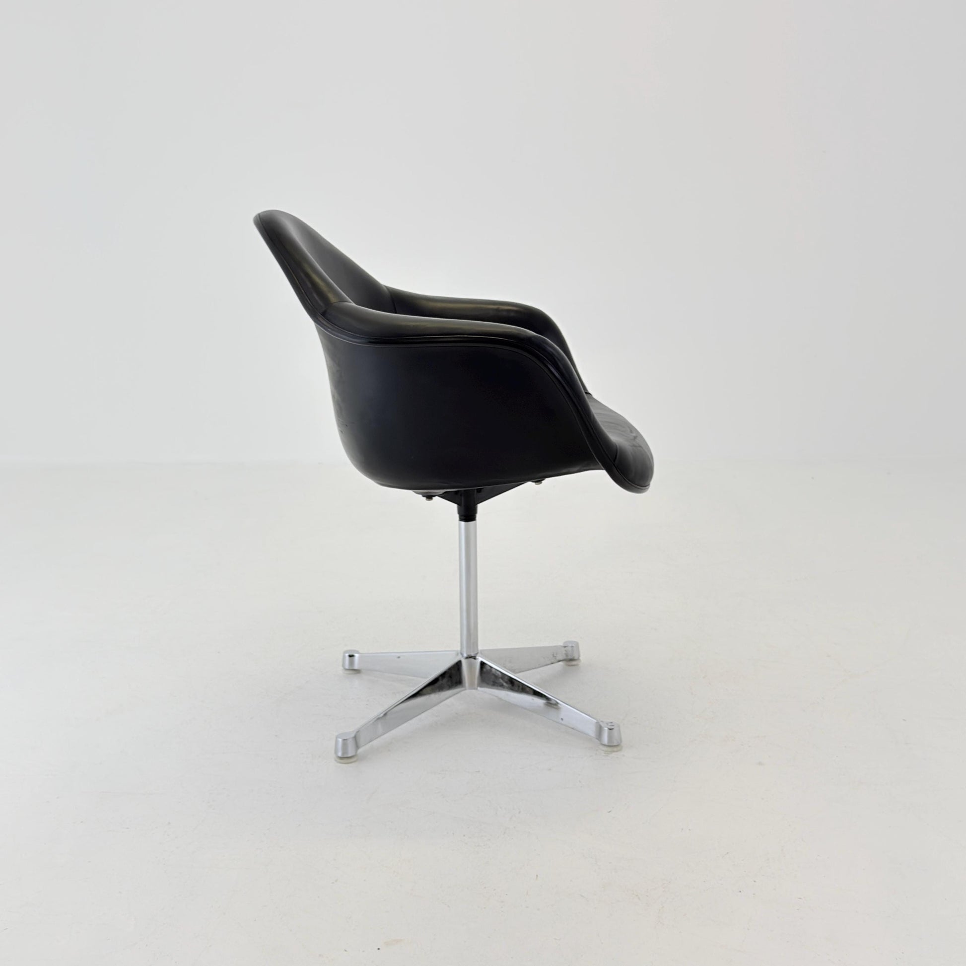Mid century rare Charles Eames La Fonda Swivel Armchair for Herman Miller, Black Leather Shel edition, 1960s