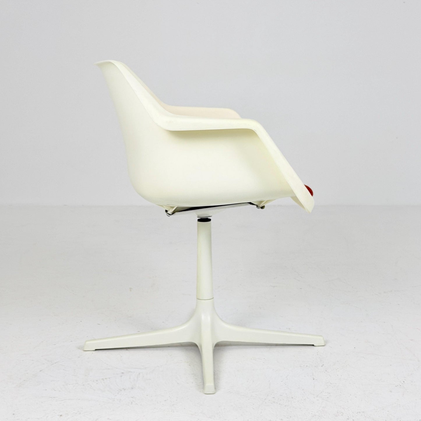 Mid-Century Space Age White Swivel Armchair by Robin Day for Hille, England, 1970s