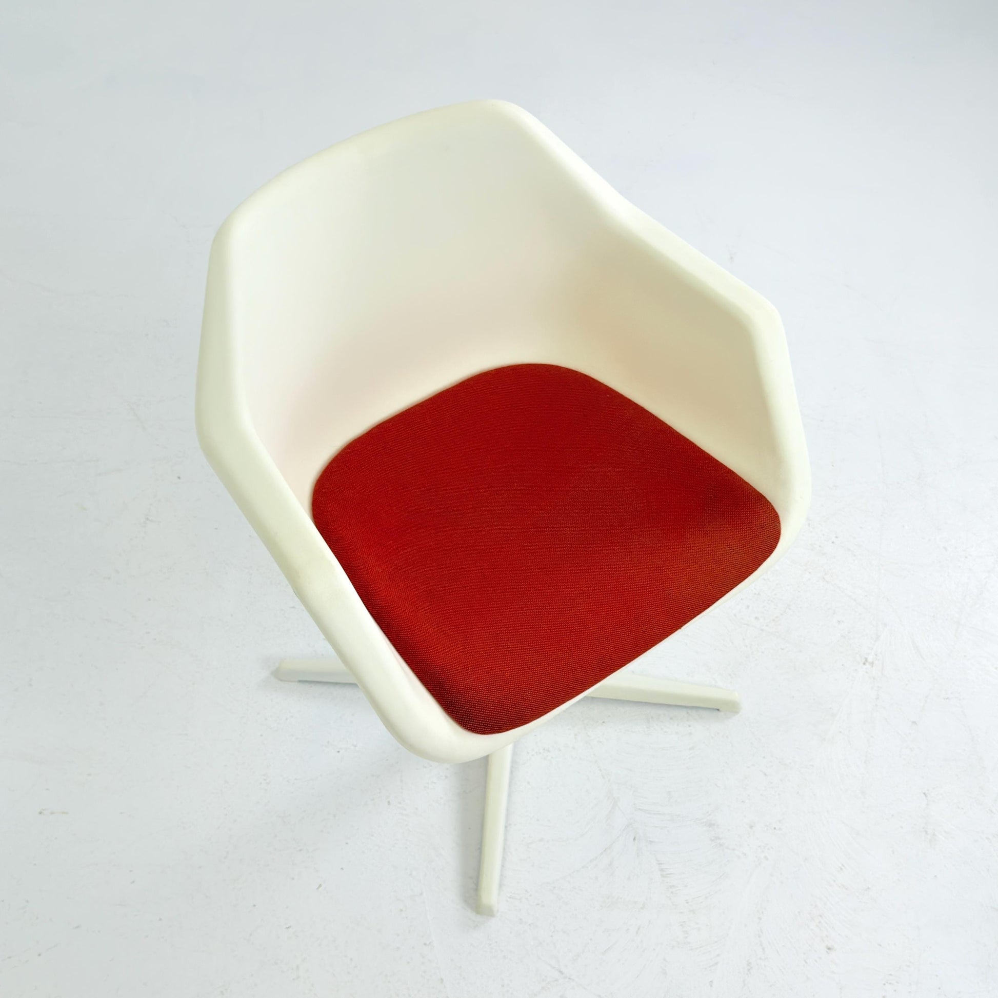 Mid-Century Space Age White Swivel Armchair by Robin Day for Hille, England, 1970s