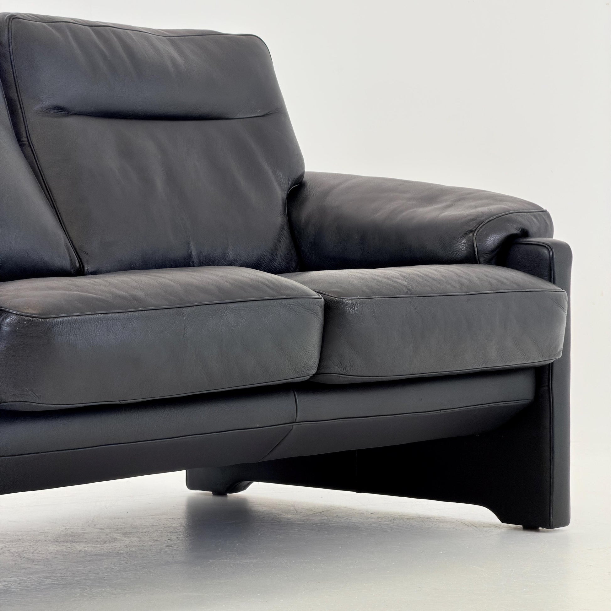Mid century De Sede DS-70 Black Leather Two-Seater Sofa – Switzerlan 1990s