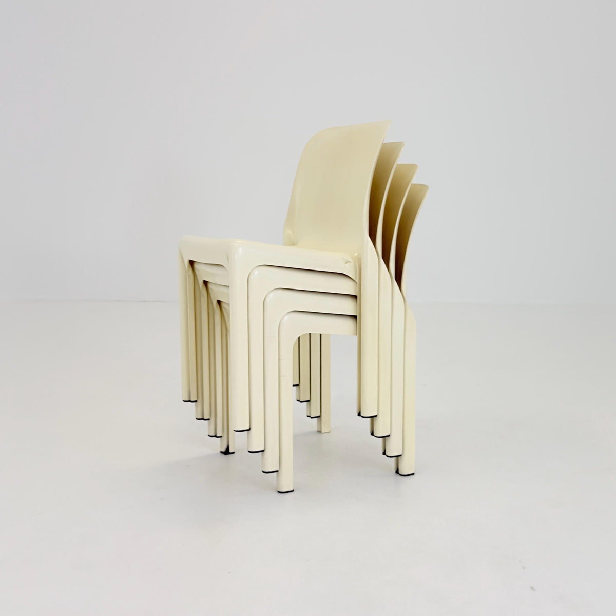 Set of 4 Rare Selene Chairs by Vico Magistretti for Artemide Milano, Italy 1969, Space Age Fiberglass Chairs, Cream White