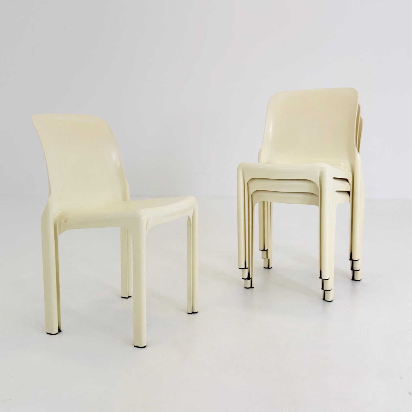Set of 4 Rare Selene Chairs by Vico Magistretti for Artemide Milano, Italy 1969, Space Age Fiberglass Chairs, Cream White