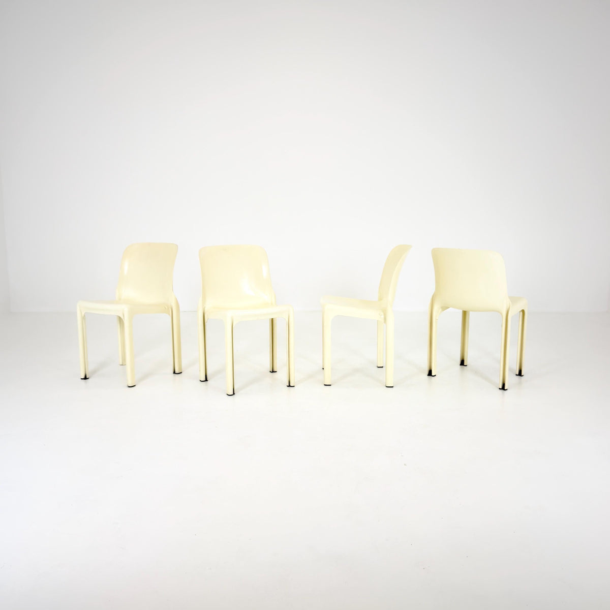 Set of 4 Rare Selene Chairs by Vico Magistretti for Artemide Milano, Italy 1969, Space Age Fiberglass Chairs, Cream White