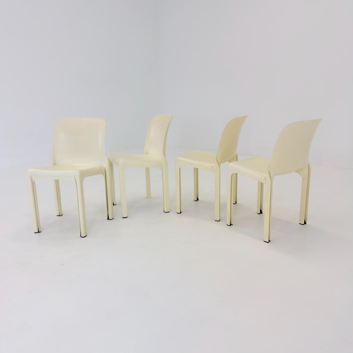 Set of 4 Rare Selene Chairs by Vico Magistretti for Artemide Milano, Italy 1969, Space Age Fiberglass Chairs, Cream White