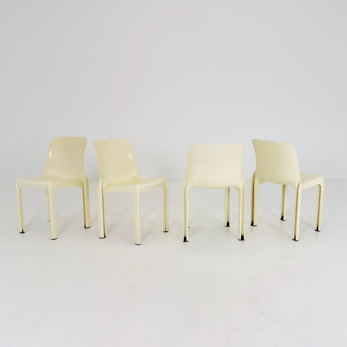 Set of 4 Rare Selene Chairs by Vico Magistretti for Artemide Milano, Italy 1969, Space Age Fiberglass Chairs, Cream White