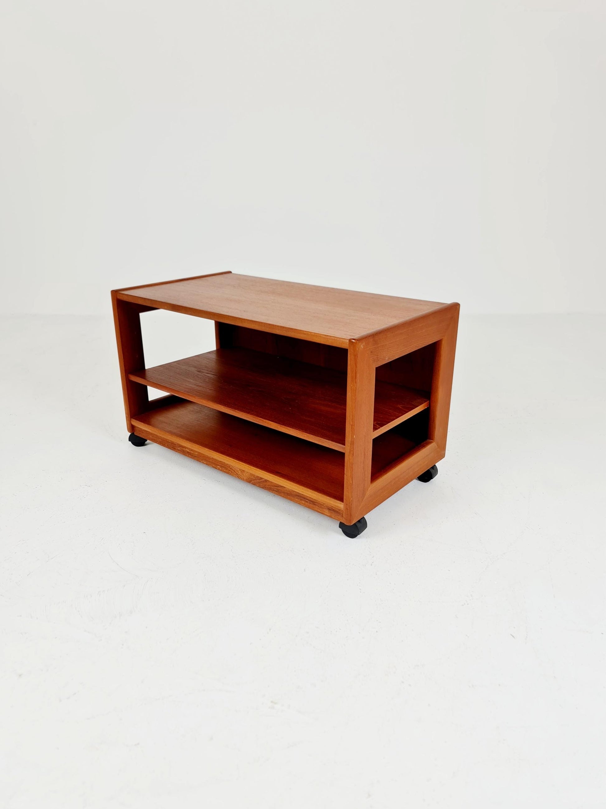 Vintage mid century danish sidetable in solid teak/nightstand By Dyrlund , 1960s