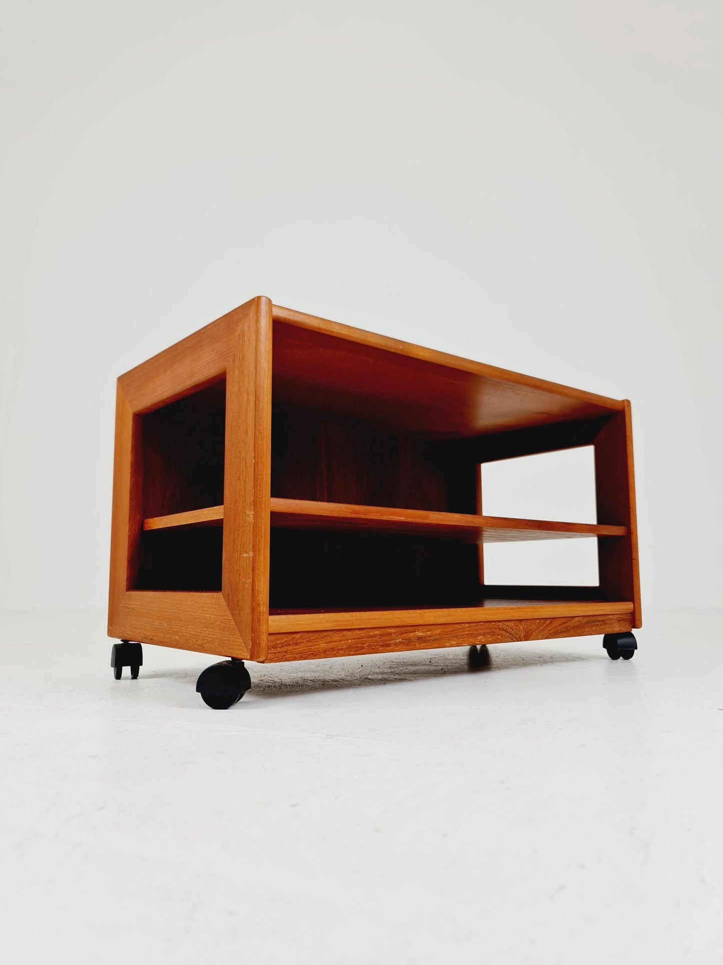Vintage mid century danish sidetable in solid teak/nightstand By Dyrlund , 1960s