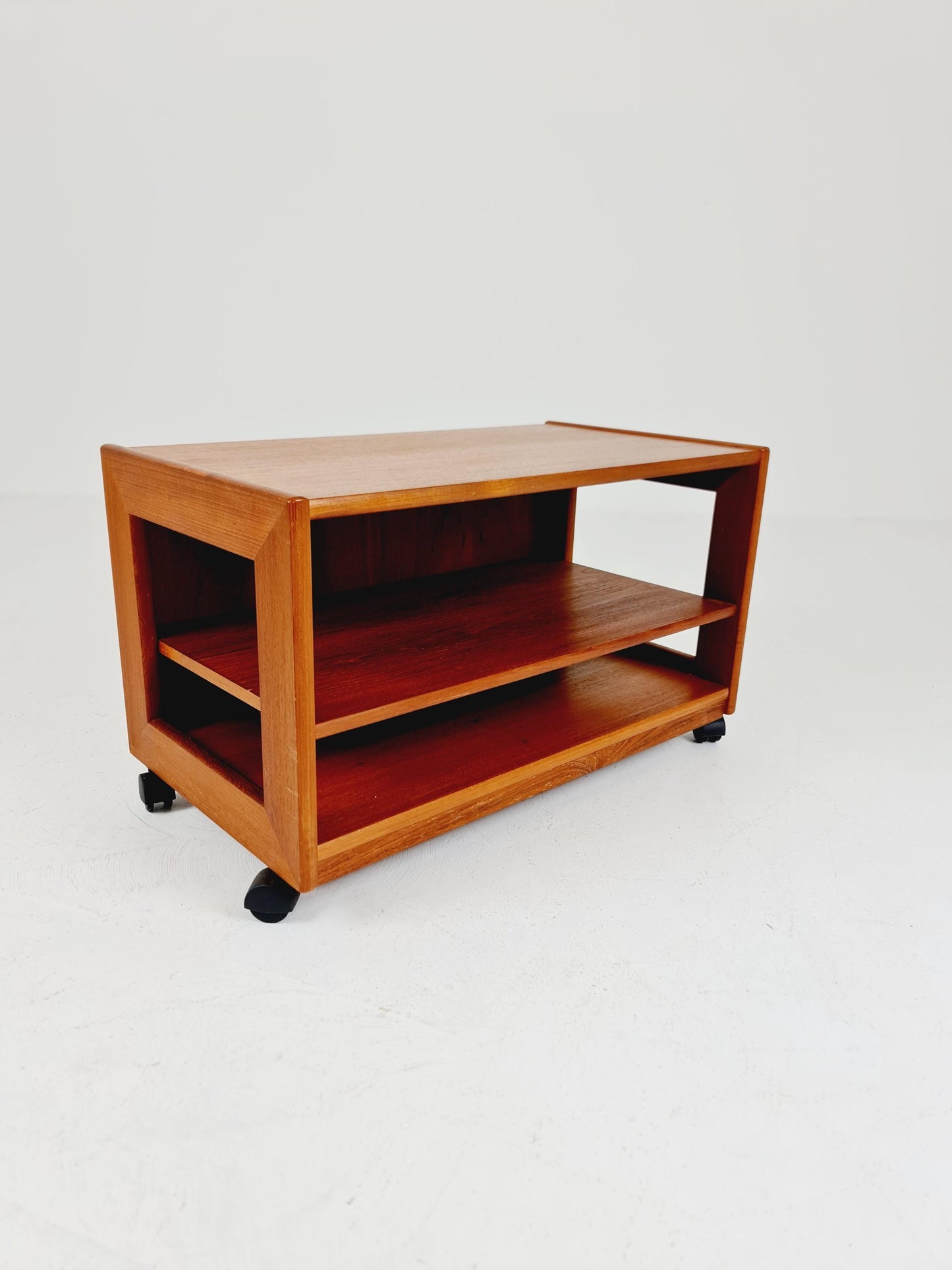 Vintage mid century danish sidetable in solid teak/nightstand By Dyrlund , 1960s