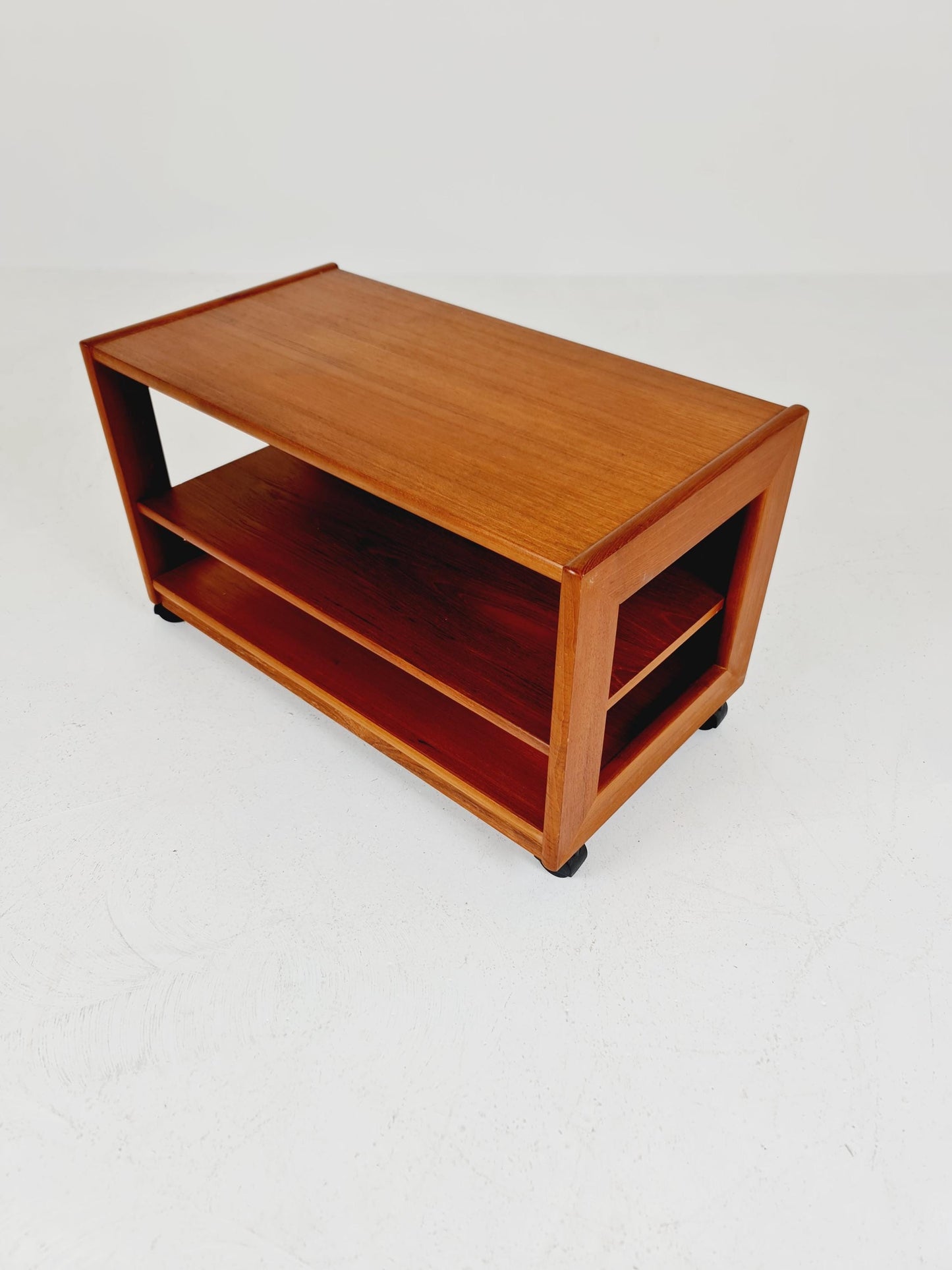 Vintage mid century danish sidetable in solid teak/nightstand By Dyrlund , 1960s