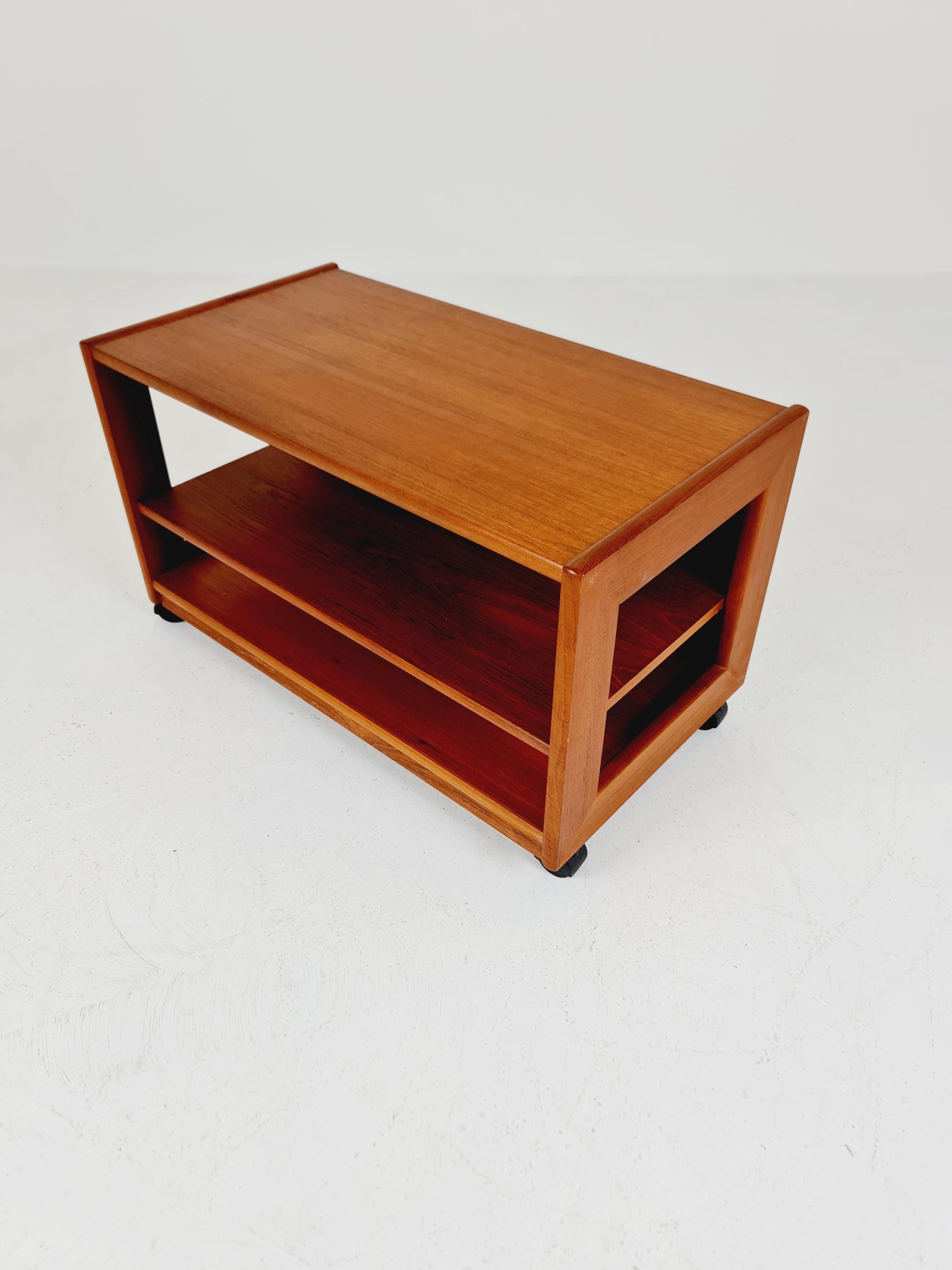 Vintage mid century danish sidetable in solid teak/nightstand By Dyrlund , 1960s
