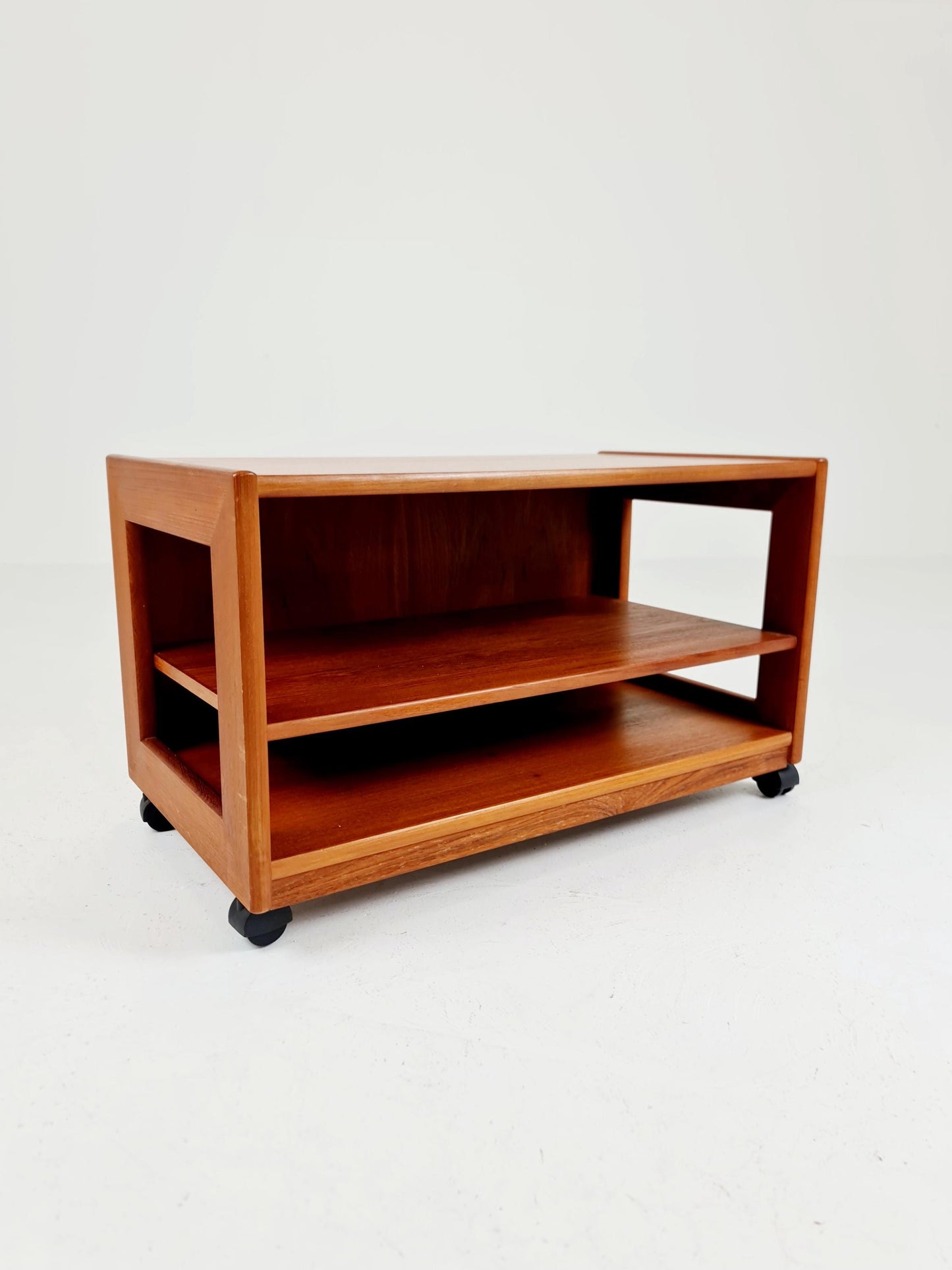 Vintage mid century danish sidetable in solid teak/nightstand By Dyrlund , 1960s