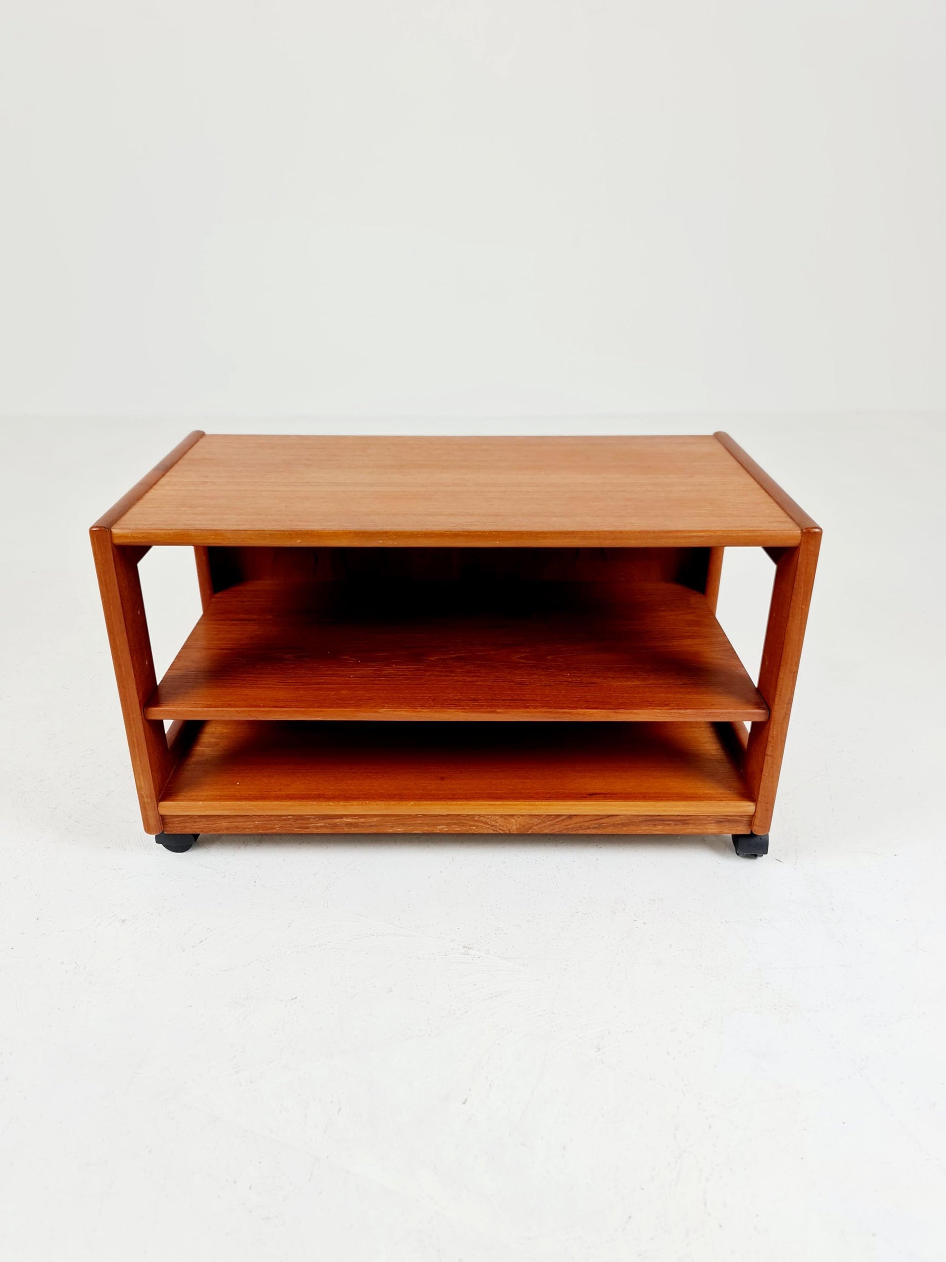 Vintage mid century danish sidetable in solid teak/nightstand By Dyrlund , 1960s