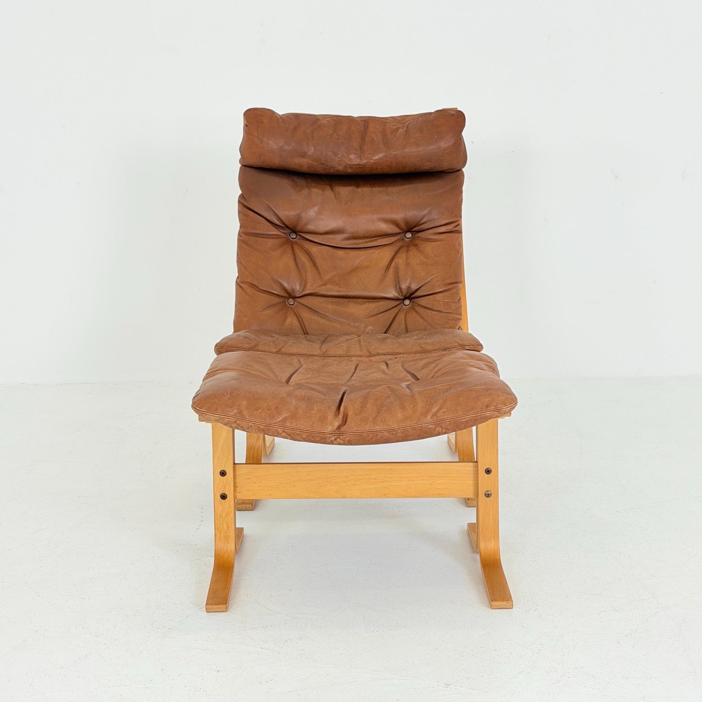 Iconic Mid-Century Siesta Lounge Chair with Matching Ottoman, designed by Ingmar Relling for Westnofa Furniture, Norway, 1960s.