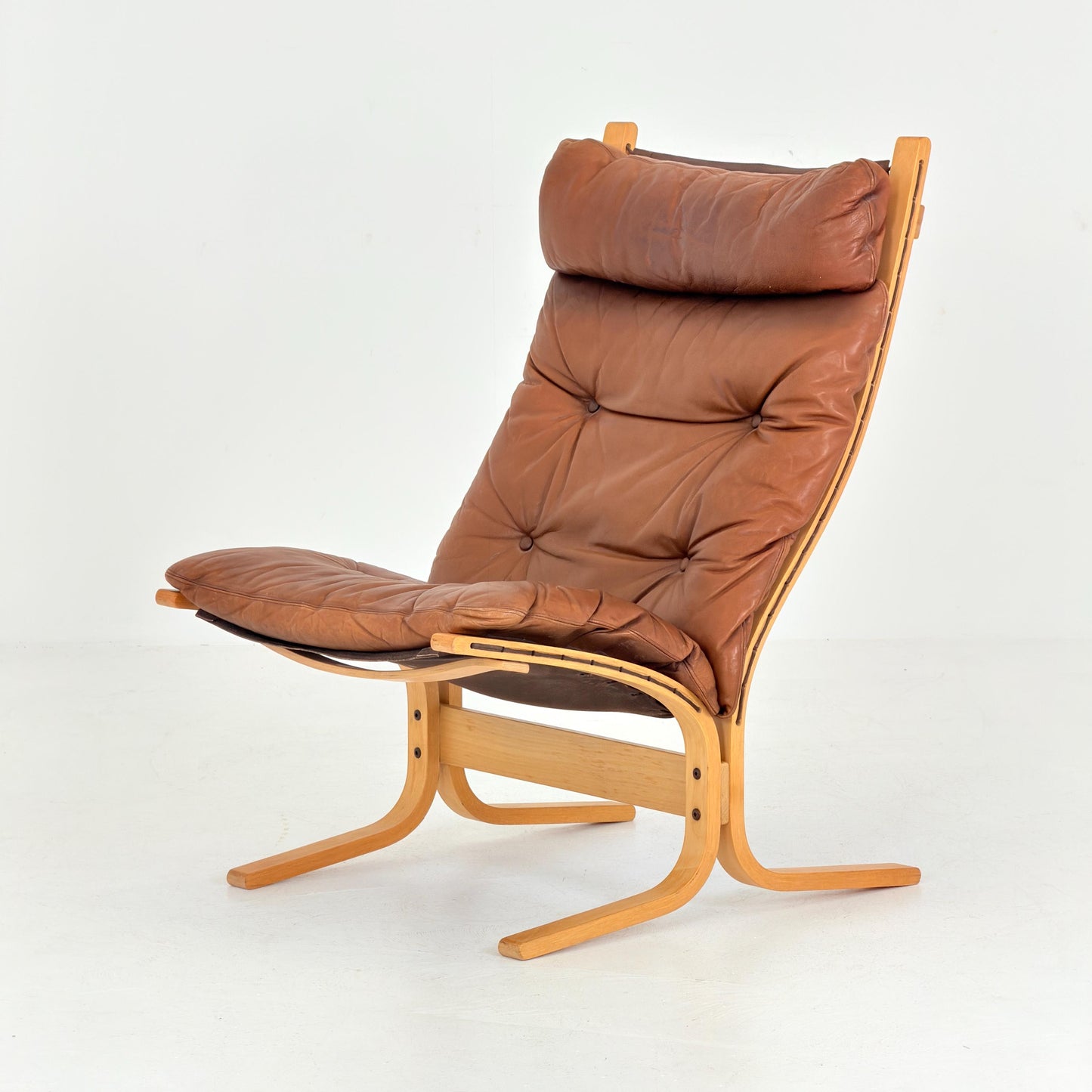 Iconic Mid-Century Siesta Lounge Chair with Matching Ottoman, designed by Ingmar Relling for Westnofa Furniture, Norway, 1960s.