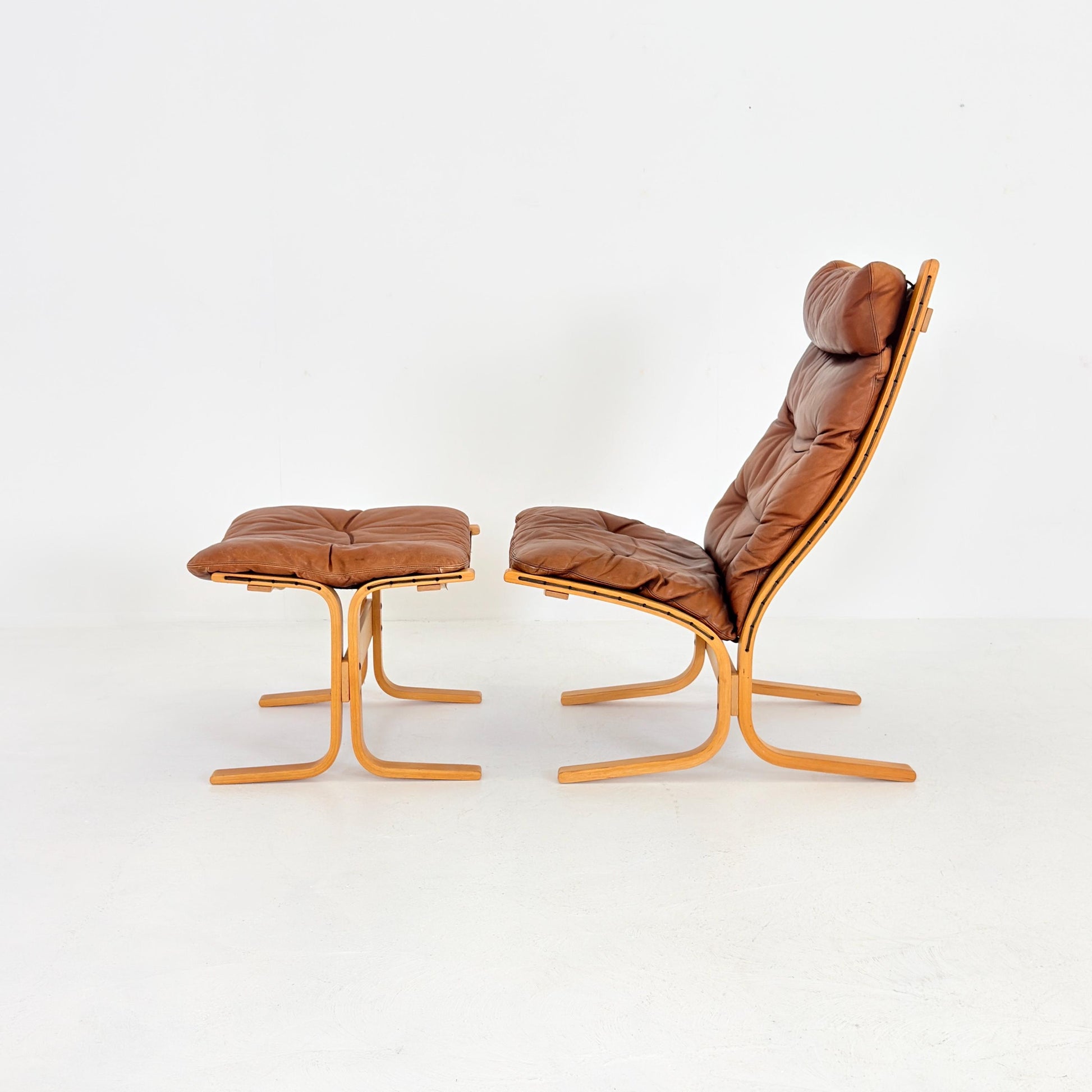 Iconic Mid-Century Siesta Lounge Chair with Matching Ottoman, designed by Ingmar Relling for Westnofa Furniture, Norway, 1960s.