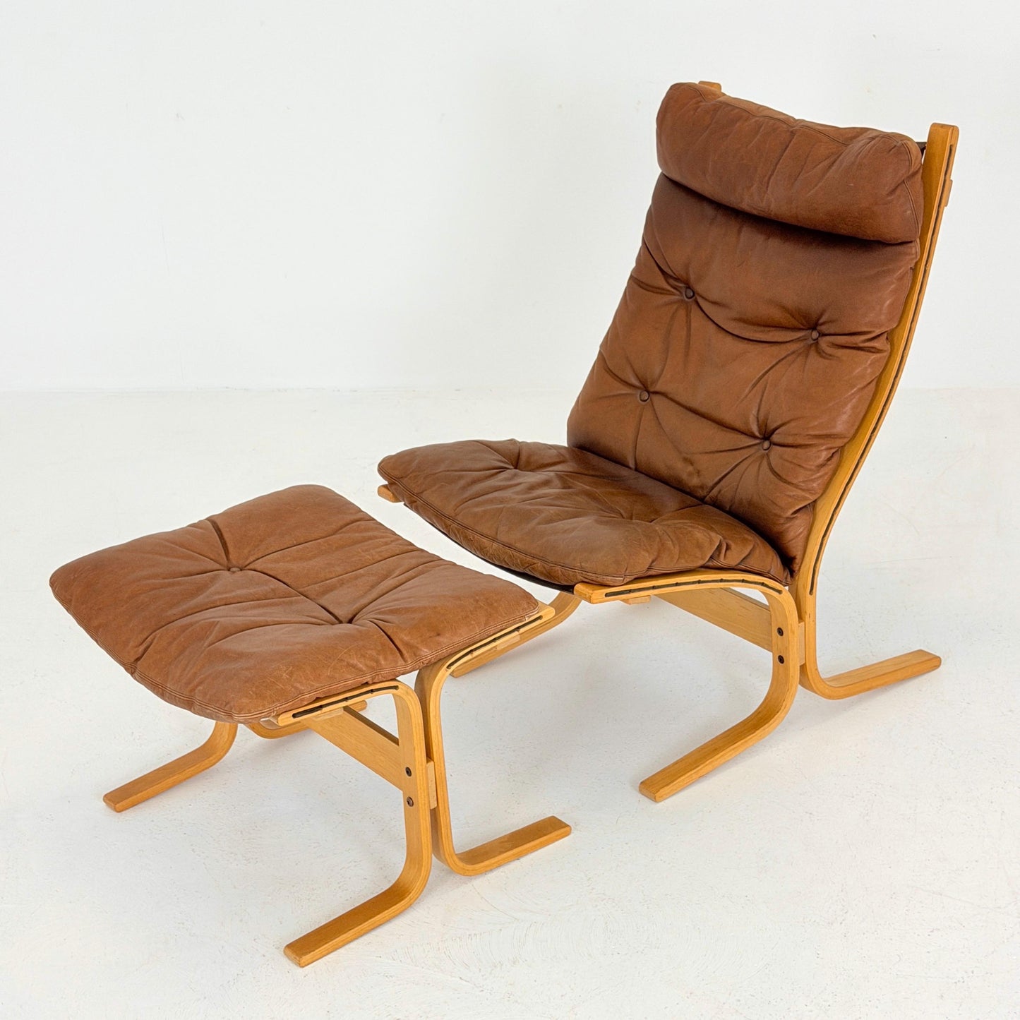 Iconic Mid-Century Siesta Lounge Chair with Matching Ottoman, designed by Ingmar Relling for Westnofa Furniture, Norway, 1960s.