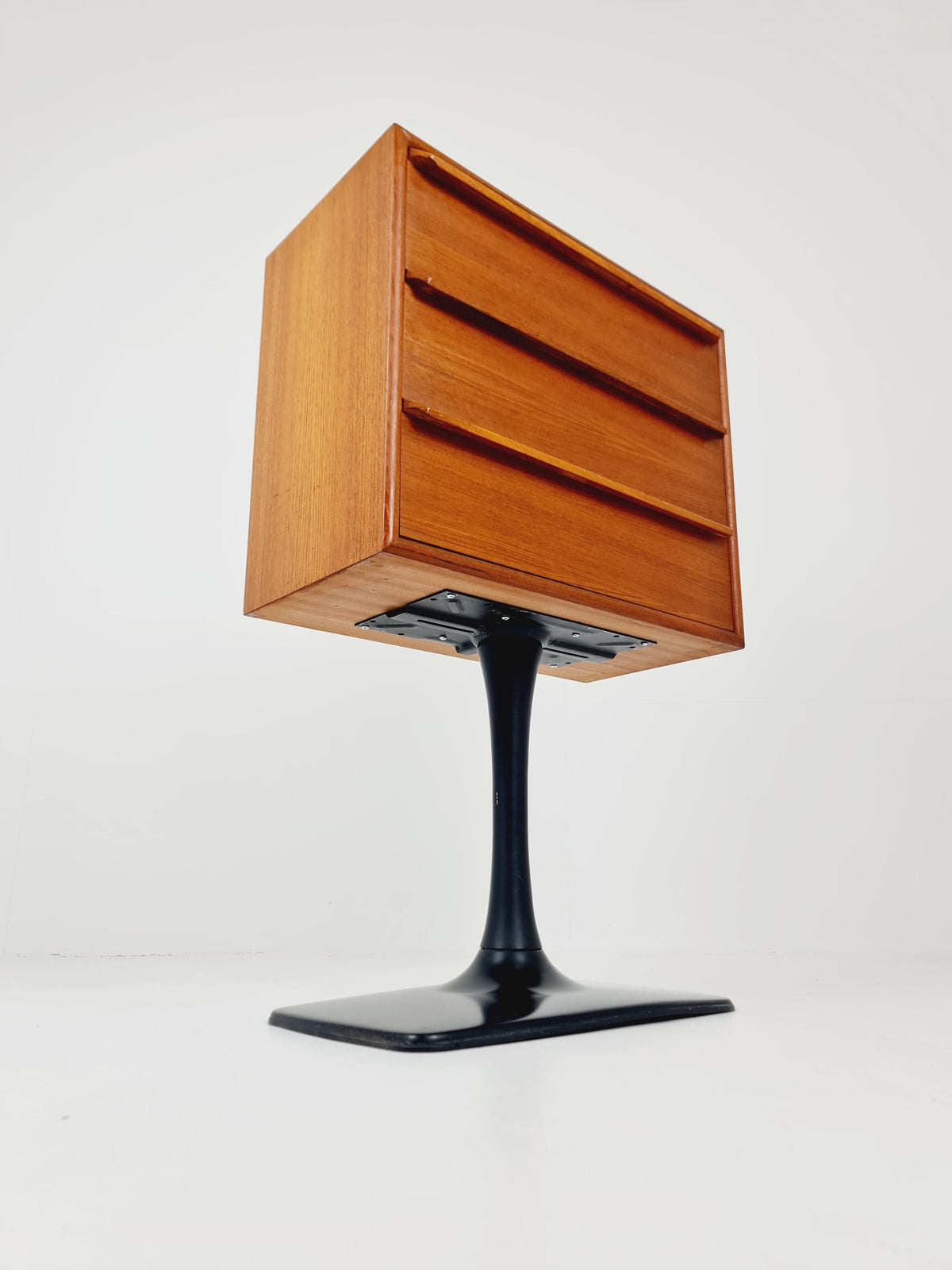 Midcentury Danish with tulip base design chest of drawers 1970s