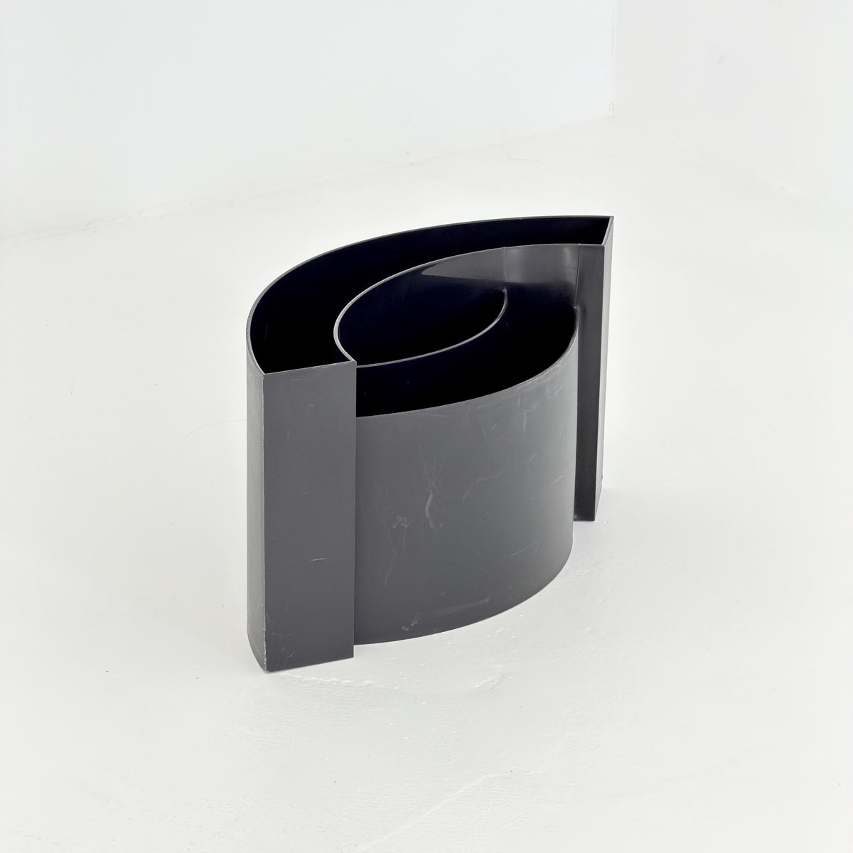Mid Century Space Age Wave Magazine Rack by Maier Aichen for Authentics, Black, Italy, 1990s