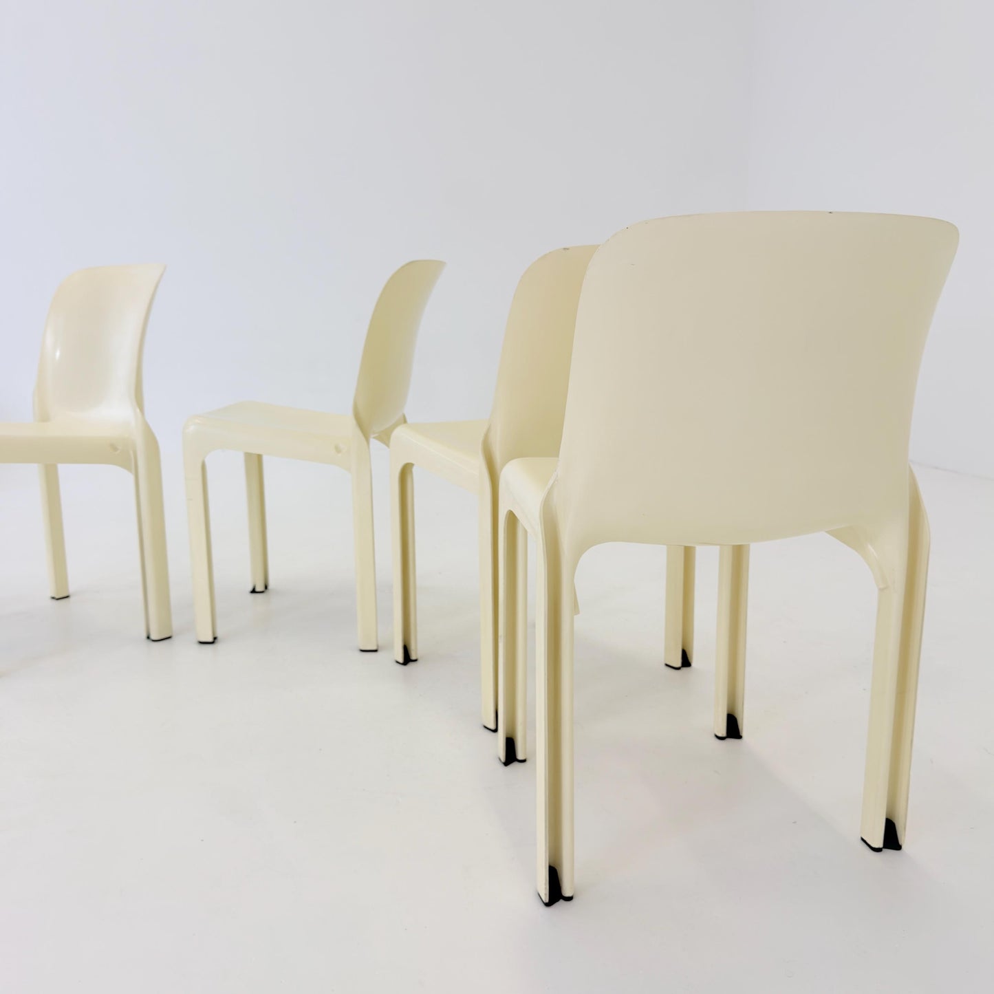 Set of 4 Rare Selene Chairs by Vico Magistretti for Artemide Milano, Italy 1969, Space Age Fiberglass Chairs, Cream White
