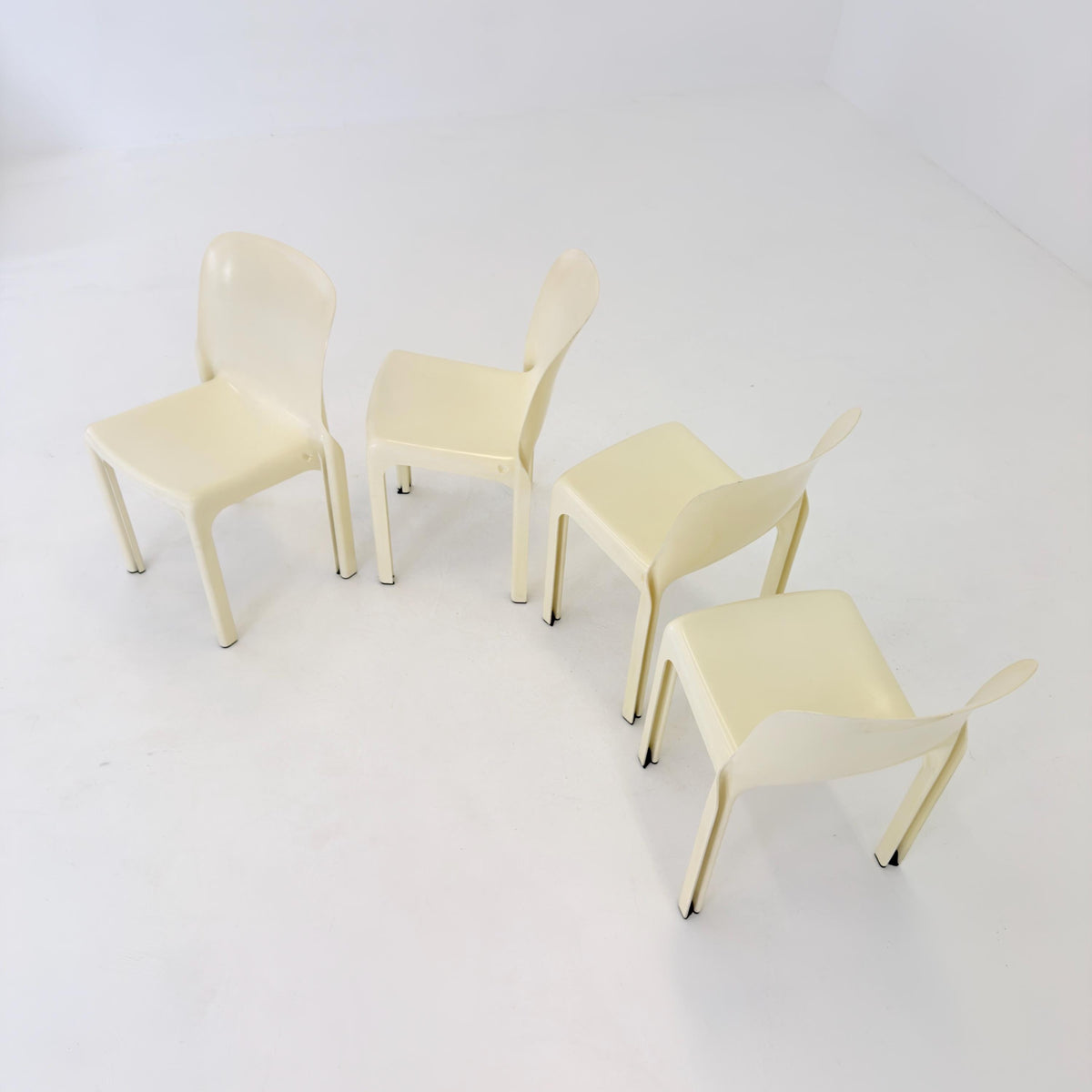 Set of 4 Rare Selene Chairs by Vico Magistretti for Artemide Milano, Italy 1969, Space Age Fiberglass Chairs, Cream White