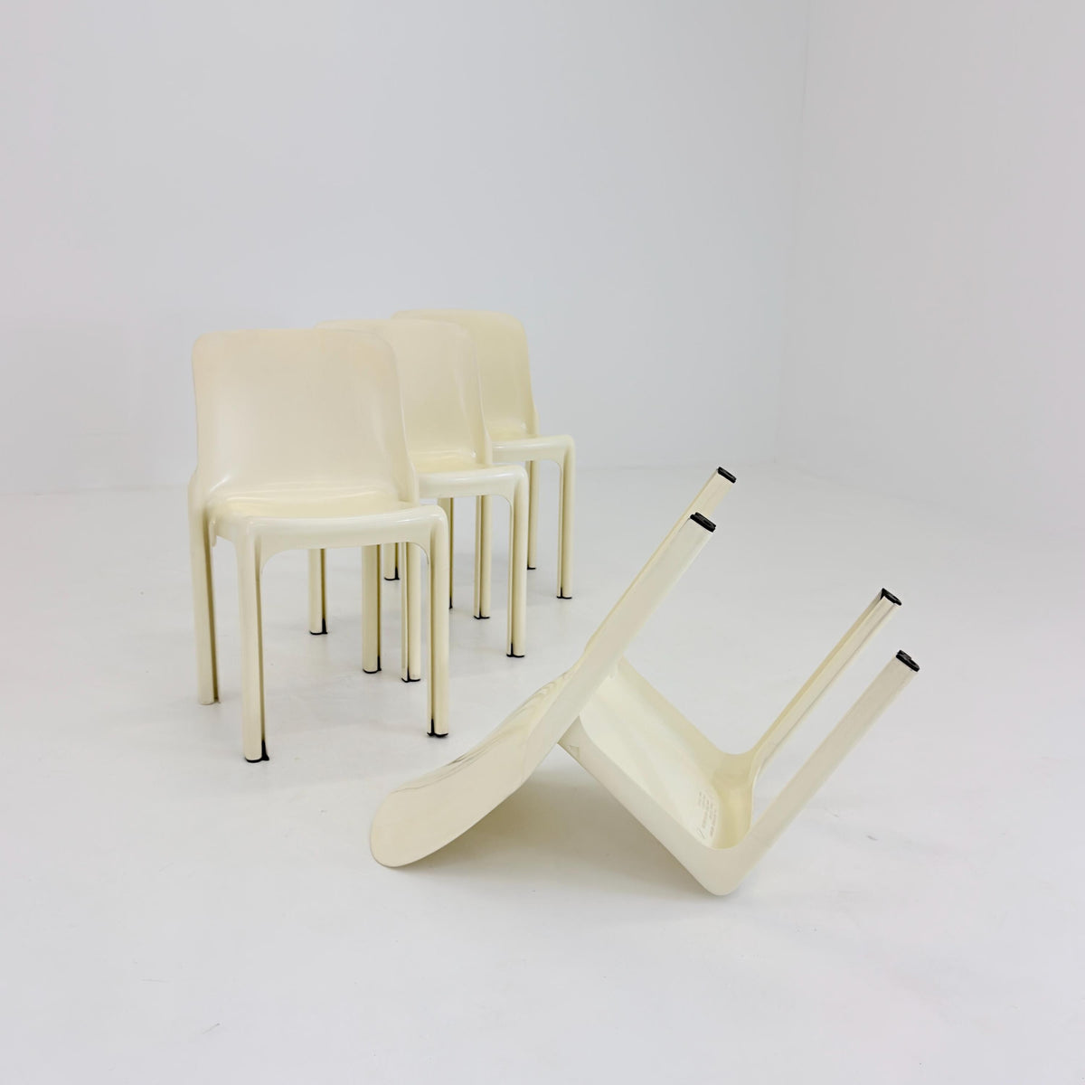 Set of 4 Rare Selene Chairs by Vico Magistretti for Artemide Milano, Italy 1969, Space Age Fiberglass Chairs, Cream White